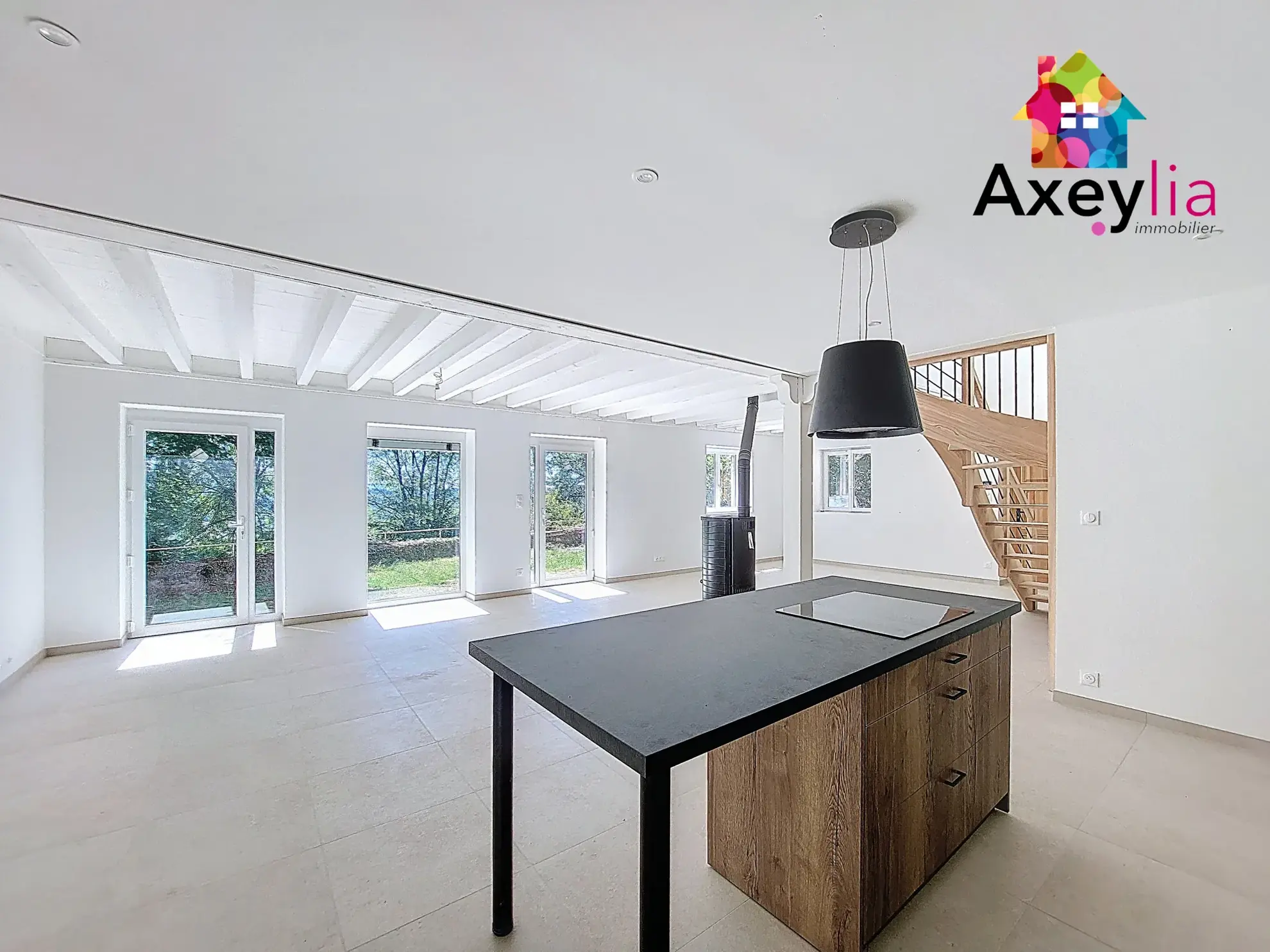 Maison rénovée avec grand terrain à Saint-Germain-la-Montagne - 3 chambres 