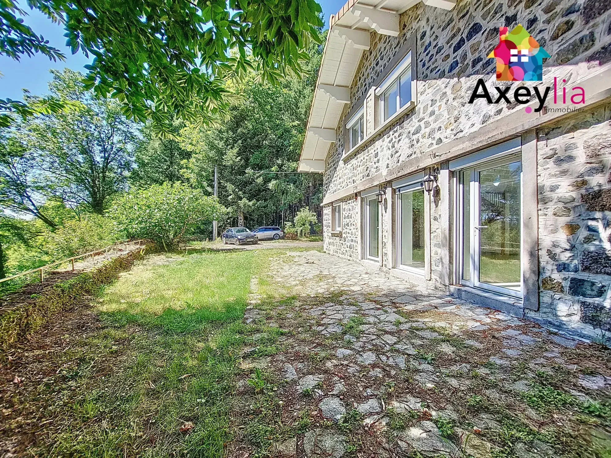 Maison rénovée avec grand terrain à Saint-Germain-la-Montagne - 3 chambres 