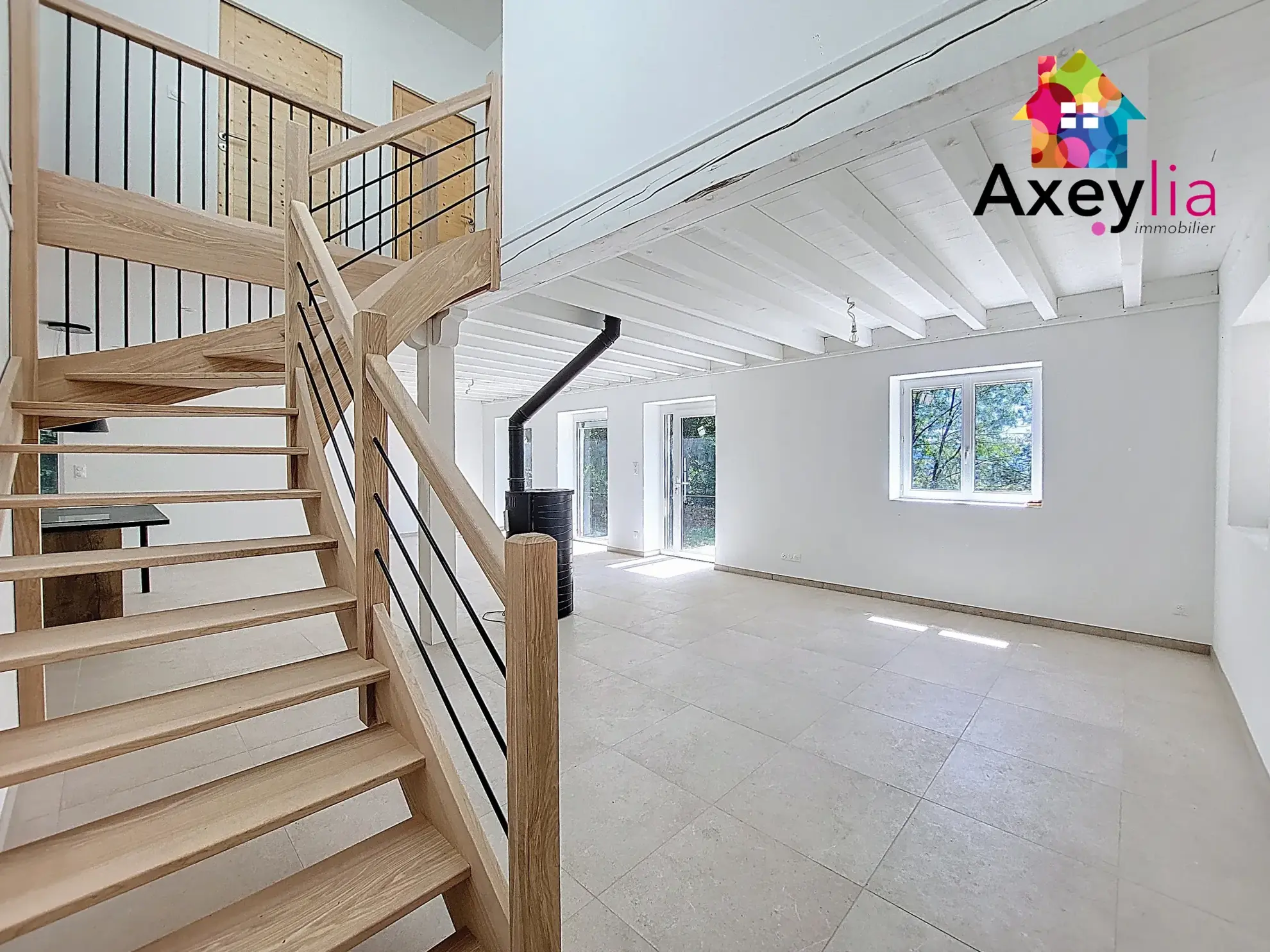 Maison rénovée avec grand terrain à Saint-Germain-la-Montagne - 3 chambres 