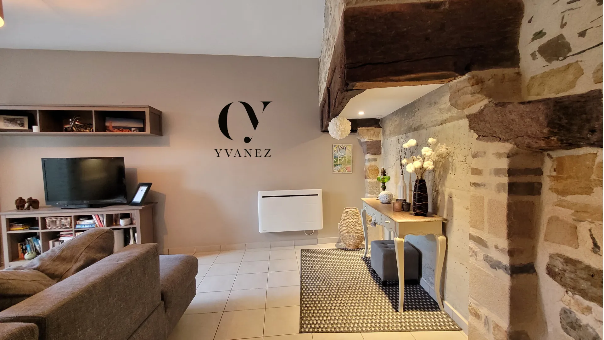 Maison de charme rénovée au cœur de Châteaugiron avec jardin et espace lumineux 