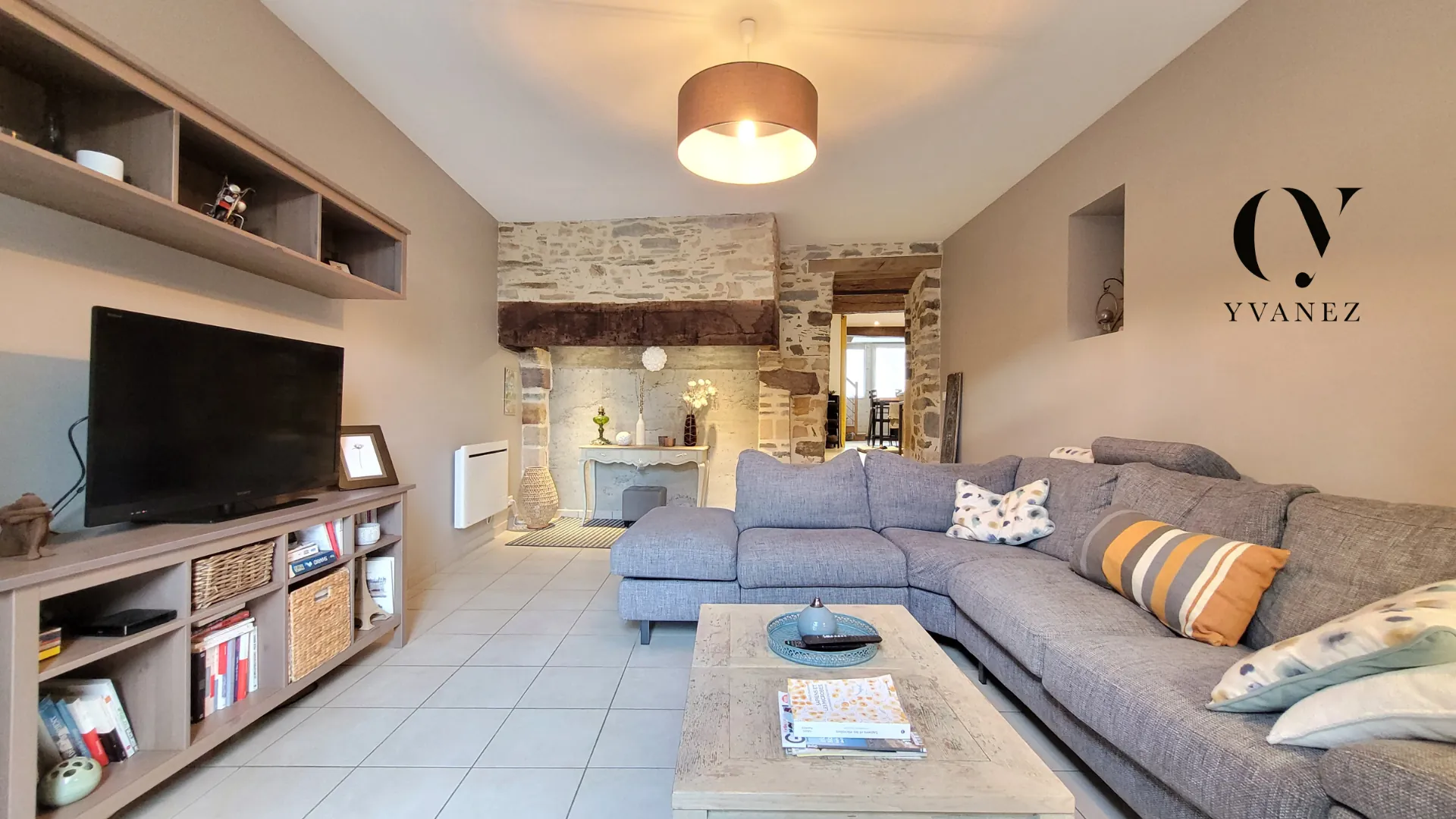 Maison de charme rénovée au cœur de Châteaugiron avec jardin et espace lumineux 