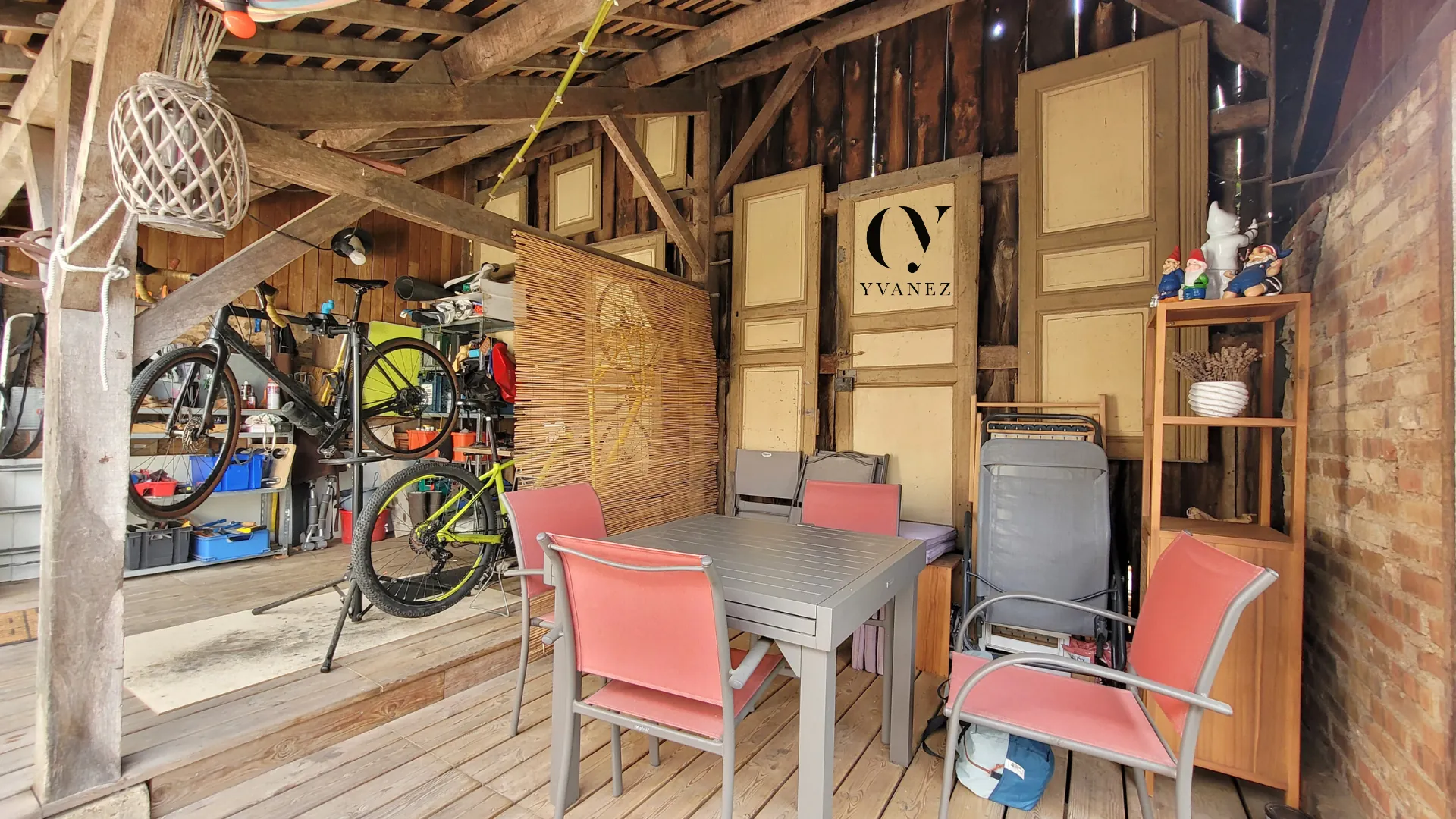 Maison de charme rénovée au cœur de Châteaugiron avec jardin et espace lumineux 