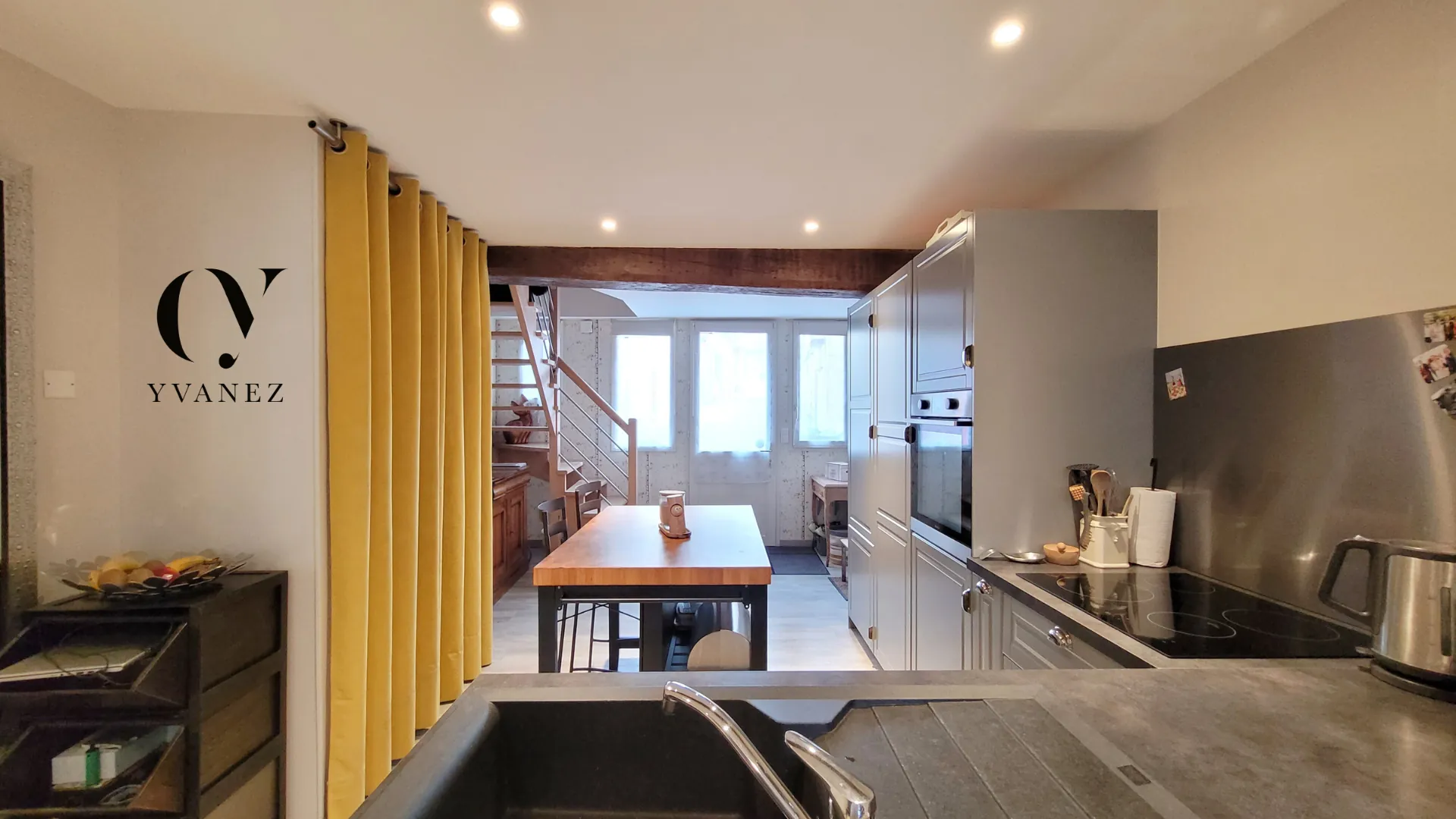 Maison de charme rénovée au cœur de Châteaugiron avec jardin et espace lumineux 