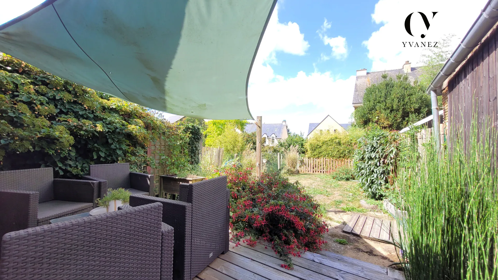 Maison de charme rénovée au cœur de Châteaugiron avec jardin et espace lumineux 