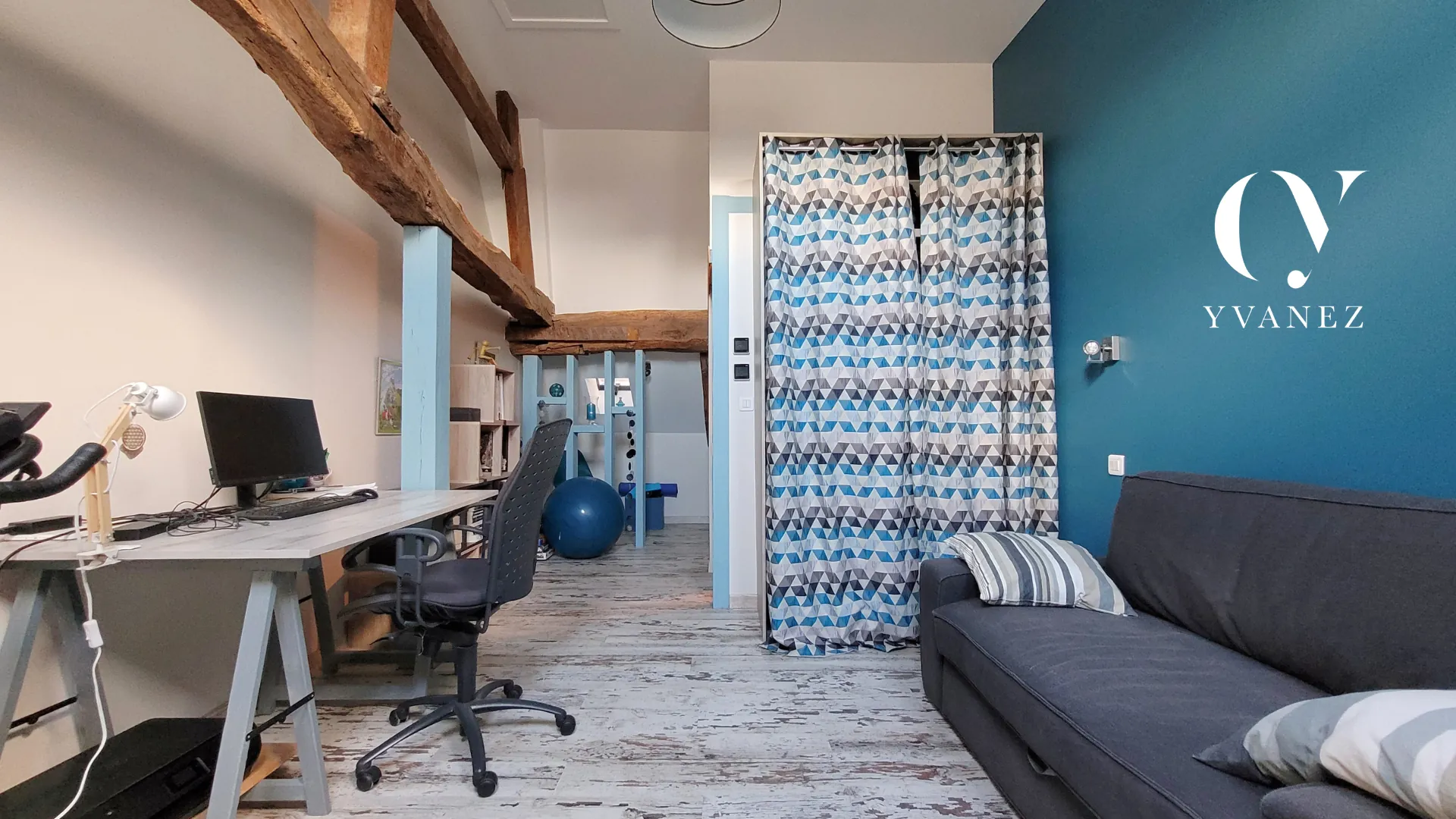 Maison de charme rénovée au cœur de Châteaugiron avec jardin et espace lumineux 