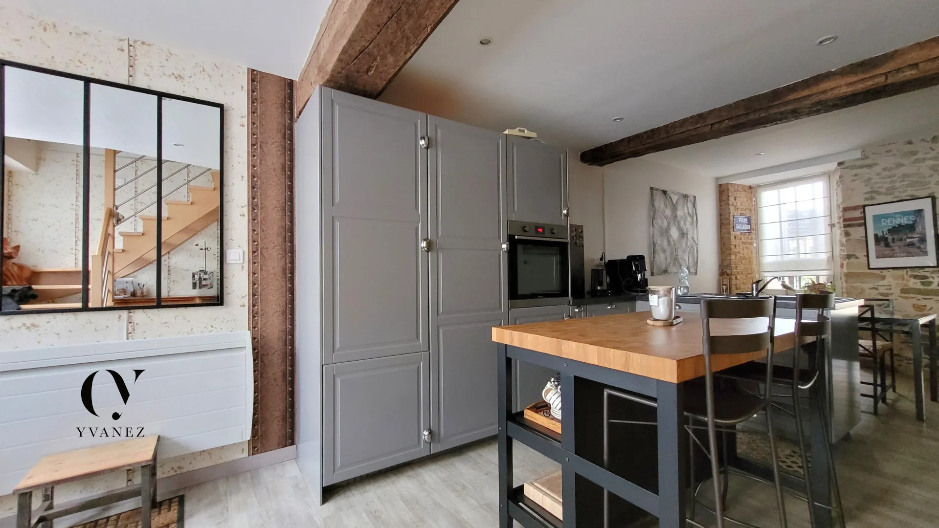 Maison de charme rénovée au cœur de Châteaugiron avec jardin et espace lumineux 