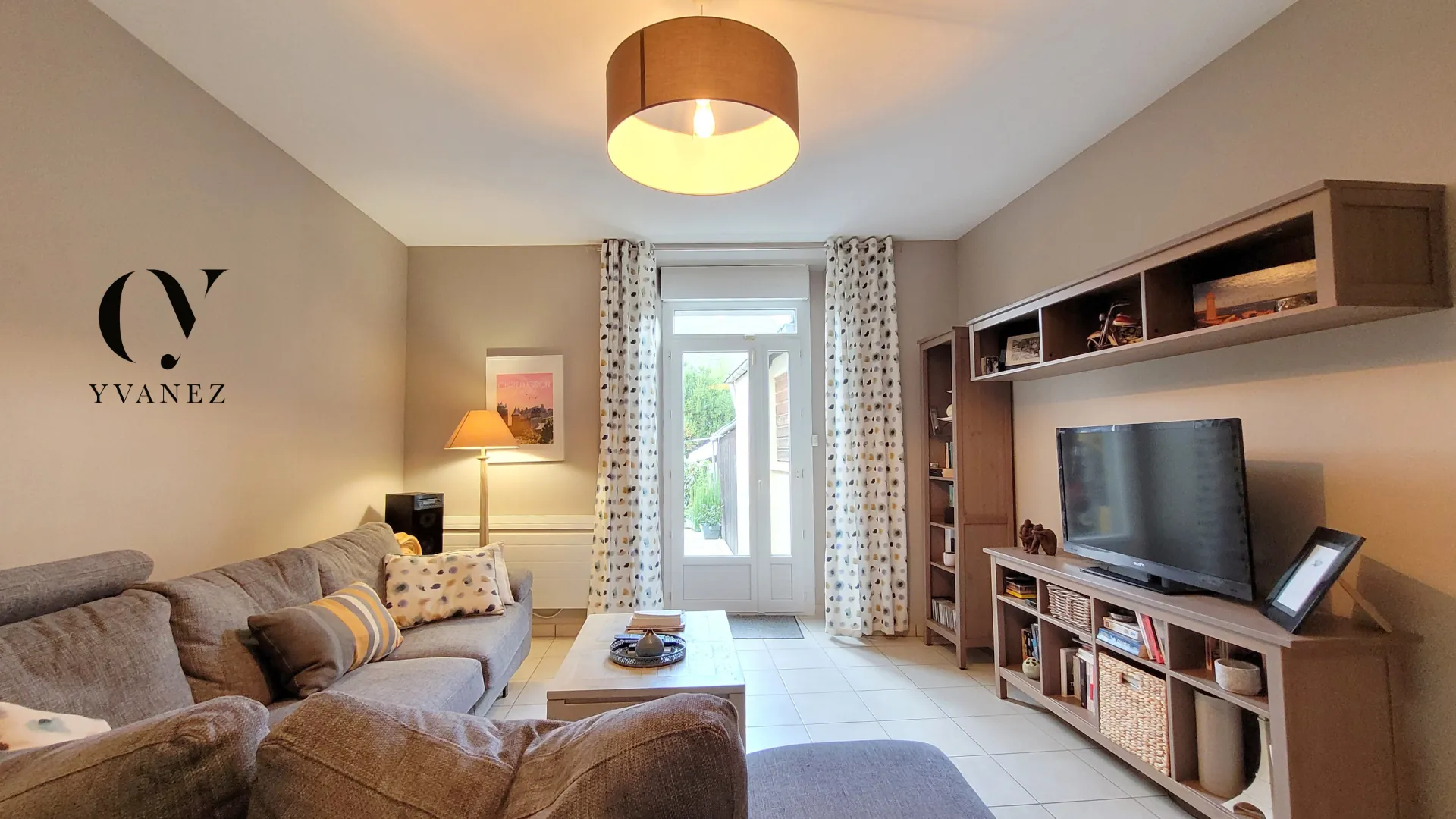 Maison de charme rénovée au cœur de Châteaugiron avec jardin et espace lumineux 