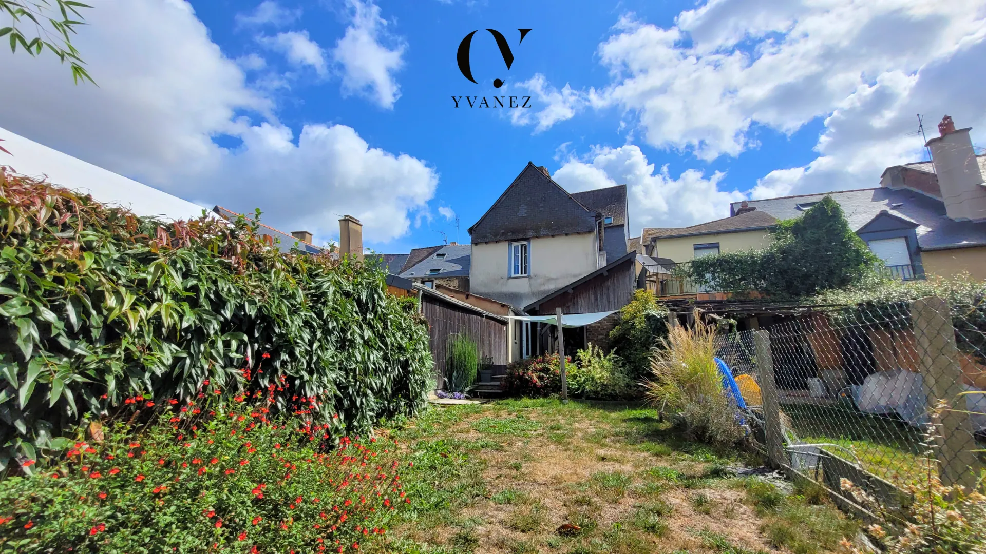 Maison de charme rénovée au cœur de Châteaugiron avec jardin et espace lumineux 