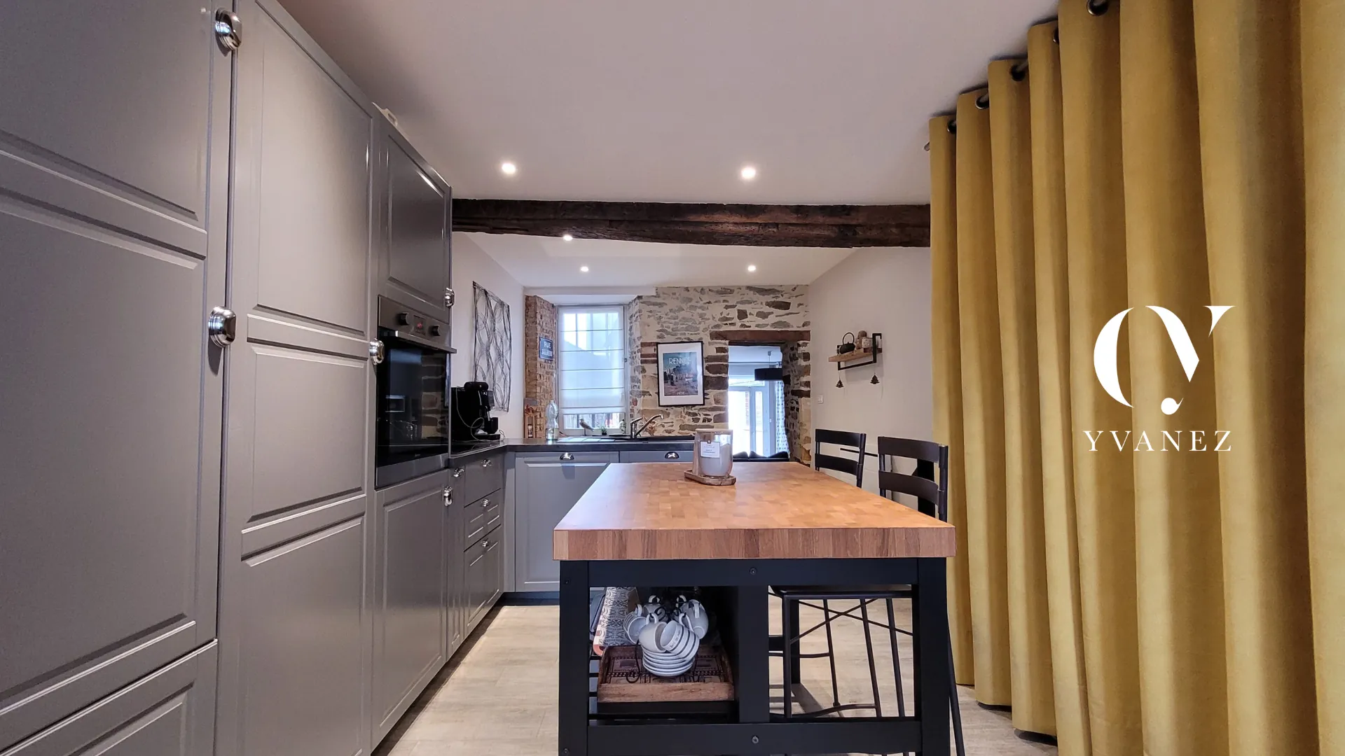 Maison de charme rénovée au cœur de Châteaugiron avec jardin et espace lumineux 