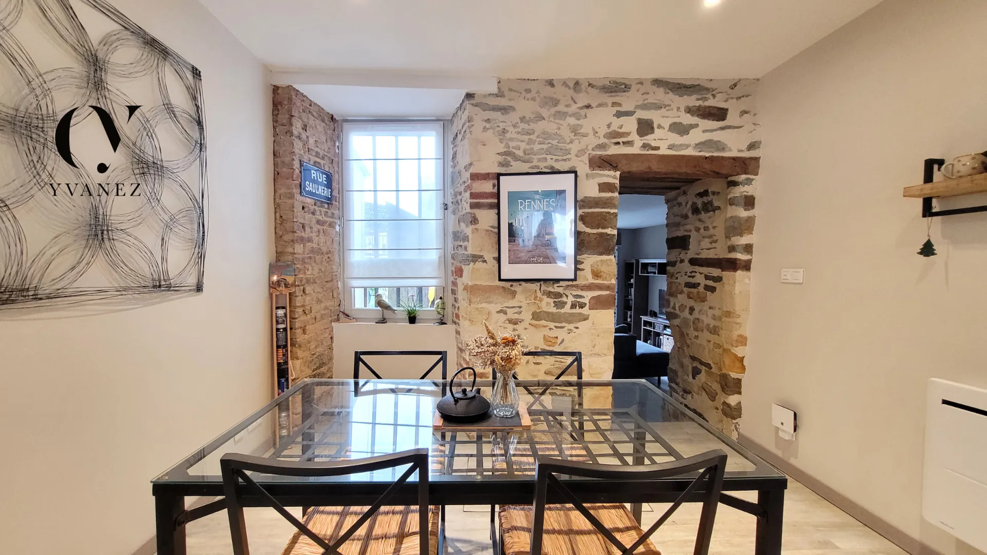 Maison de charme rénovée au cœur de Châteaugiron avec jardin et espace lumineux 