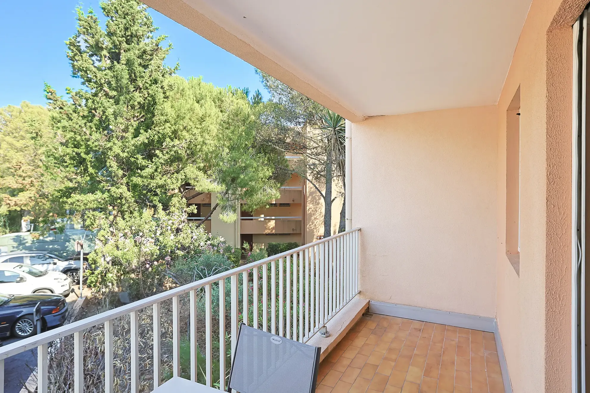 Charmant T2 à Carqueiranne avec terrasse proche centre-ville et plages 