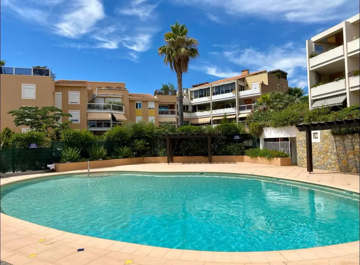 Charmant T2 à Carqueiranne avec terrasse proche centre-ville et plages 