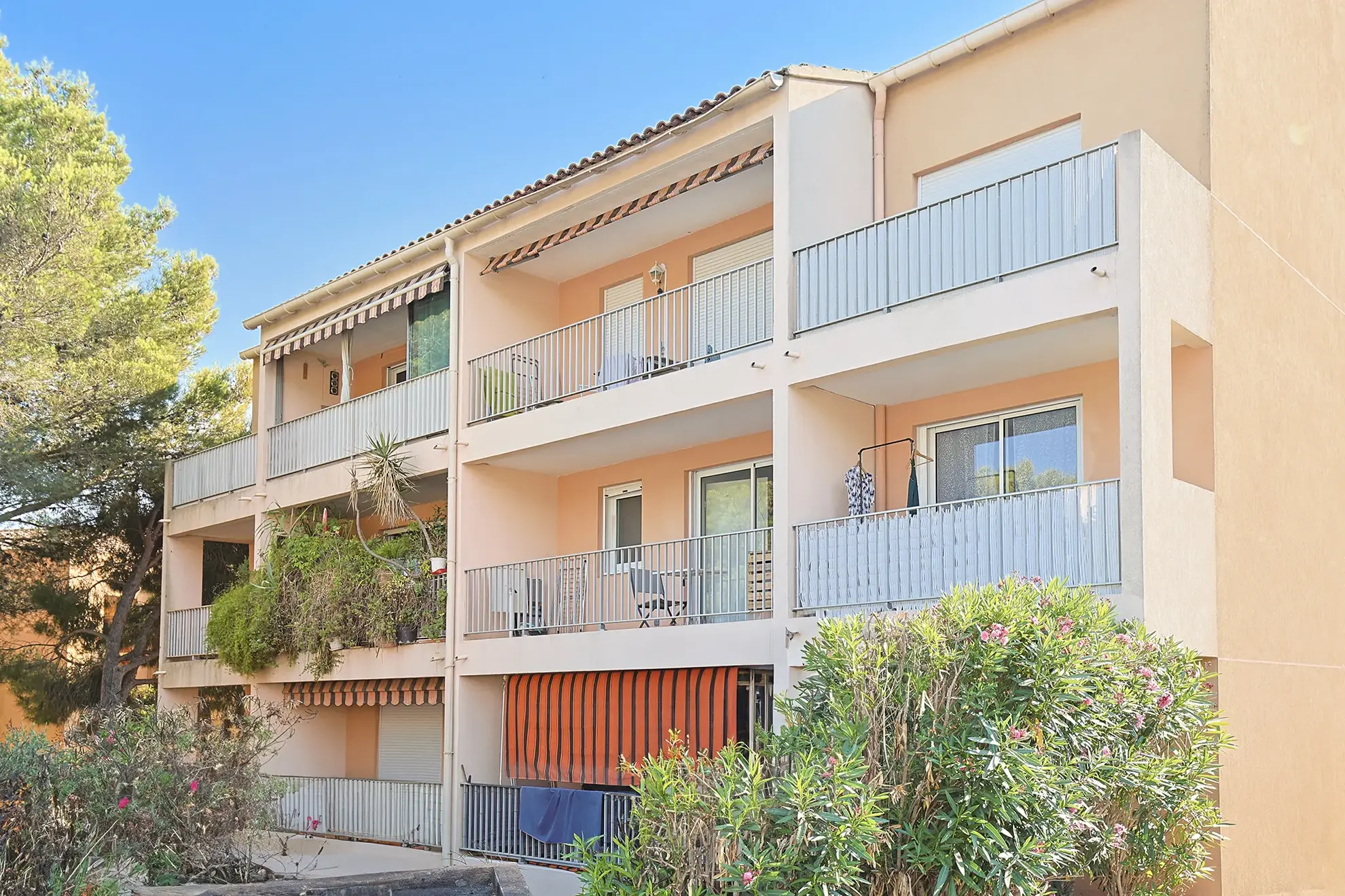 Charmant T2 à Carqueiranne avec terrasse proche centre-ville et plages