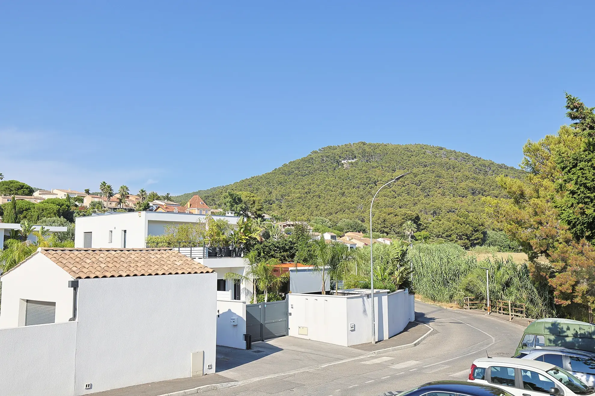 Charmant T2 à Carqueiranne avec terrasse proche centre-ville et plages 