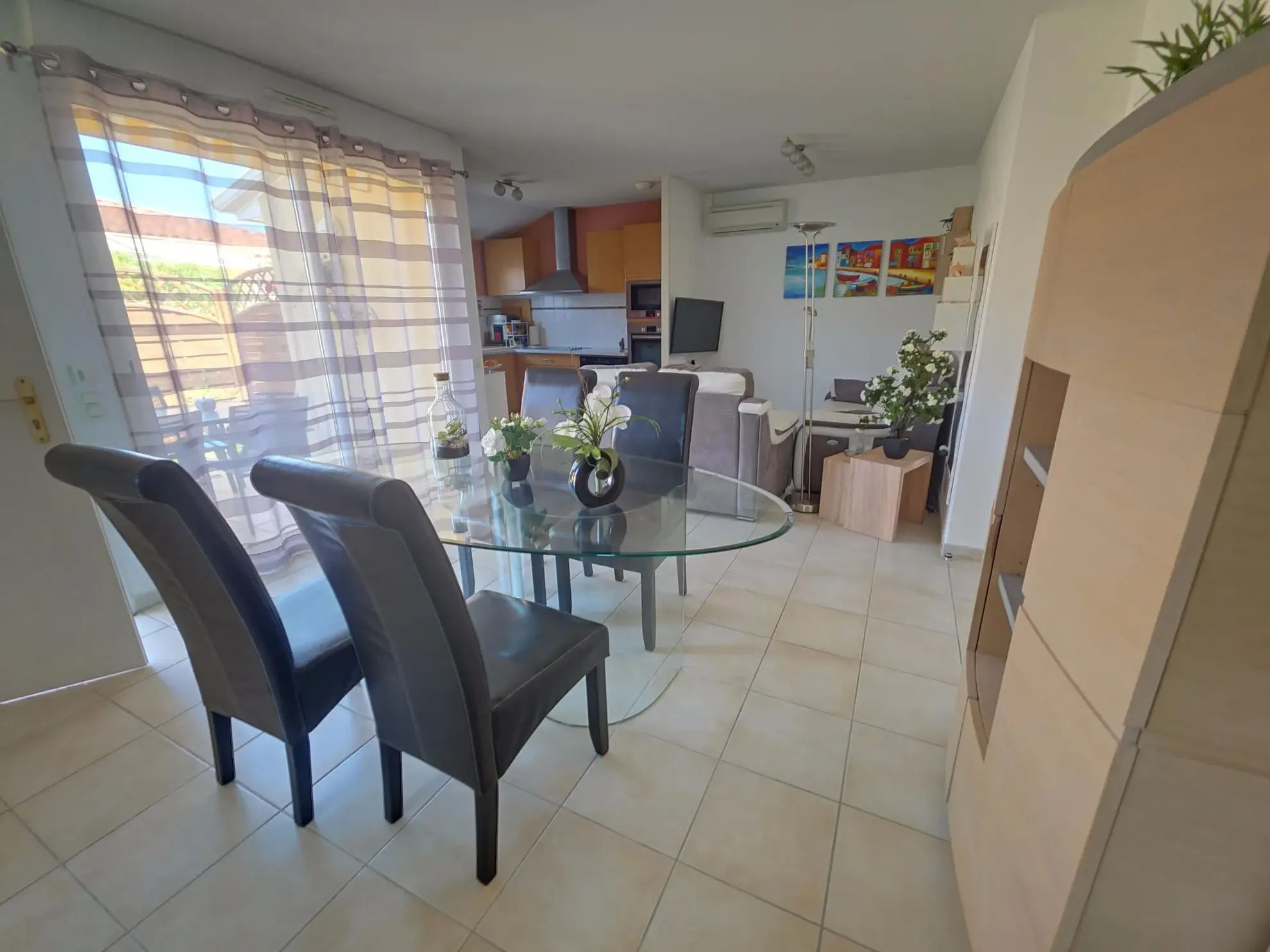 Appartement T3 sécurisé de 61 m² à Ruoms avec parking et espaces loisirs 