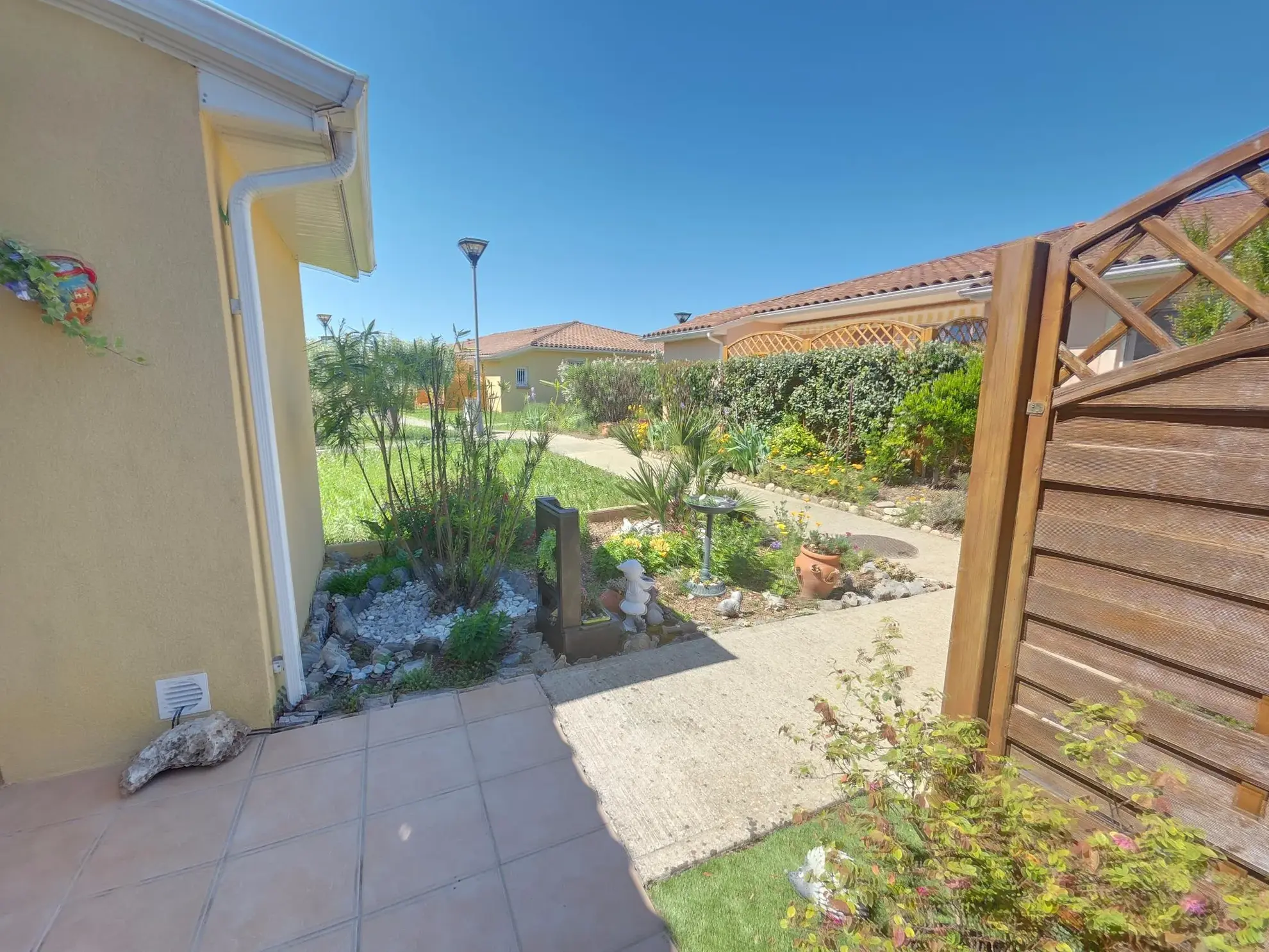 Appartement T3 sécurisé de 61 m² à Ruoms avec parking et espaces loisirs 