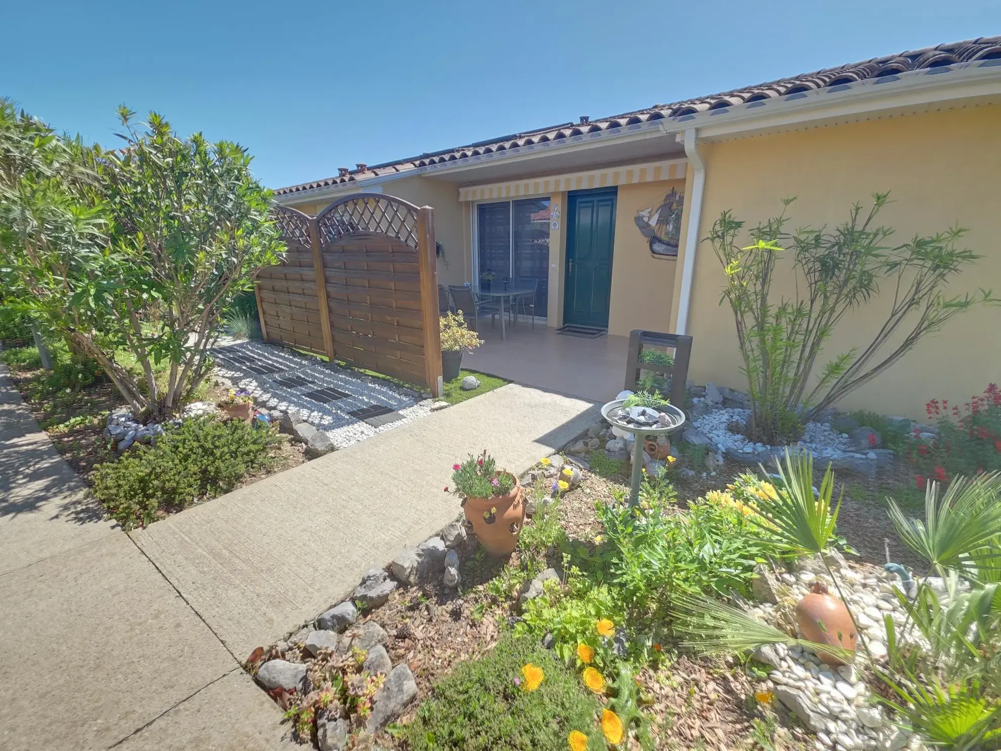 Appartement T3 sécurisé de 61 m² à Ruoms avec parking et espaces loisirs