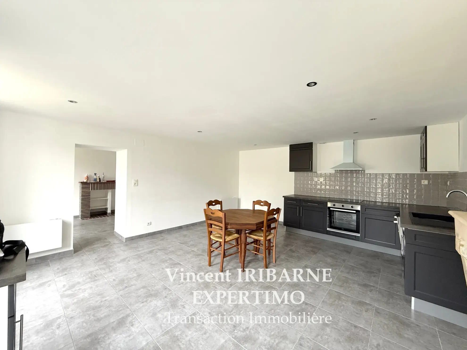 Maison entièrement rénovée avec 3 chambres, garage et jardin à Saintes