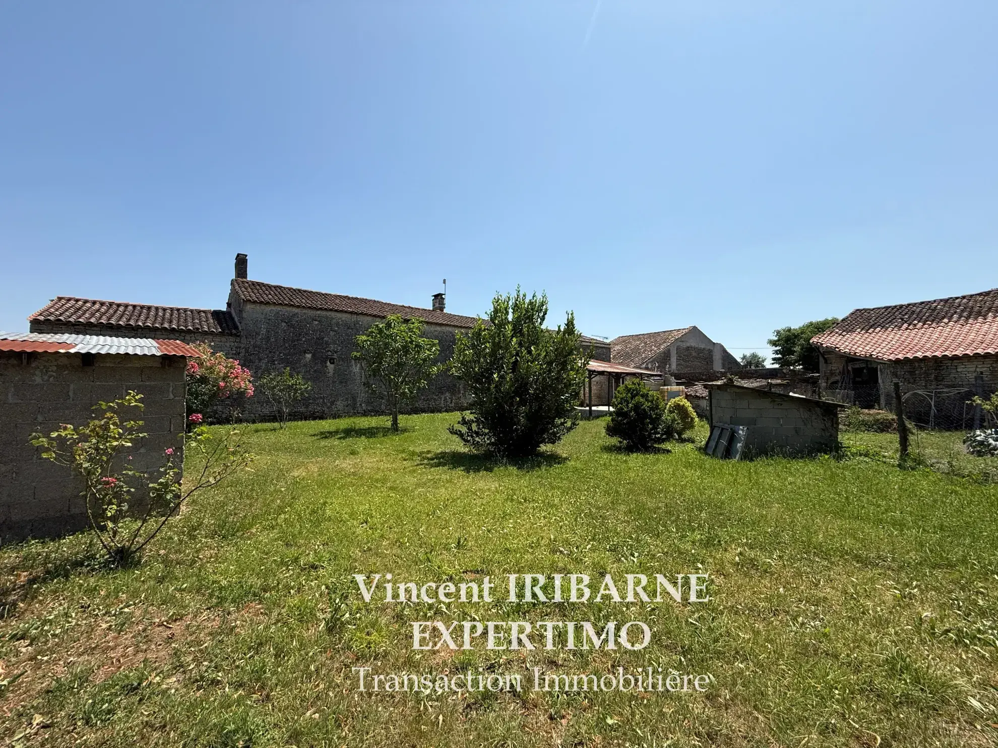 Maison entièrement rénovée avec 3 chambres, garage et jardin à Saintes 