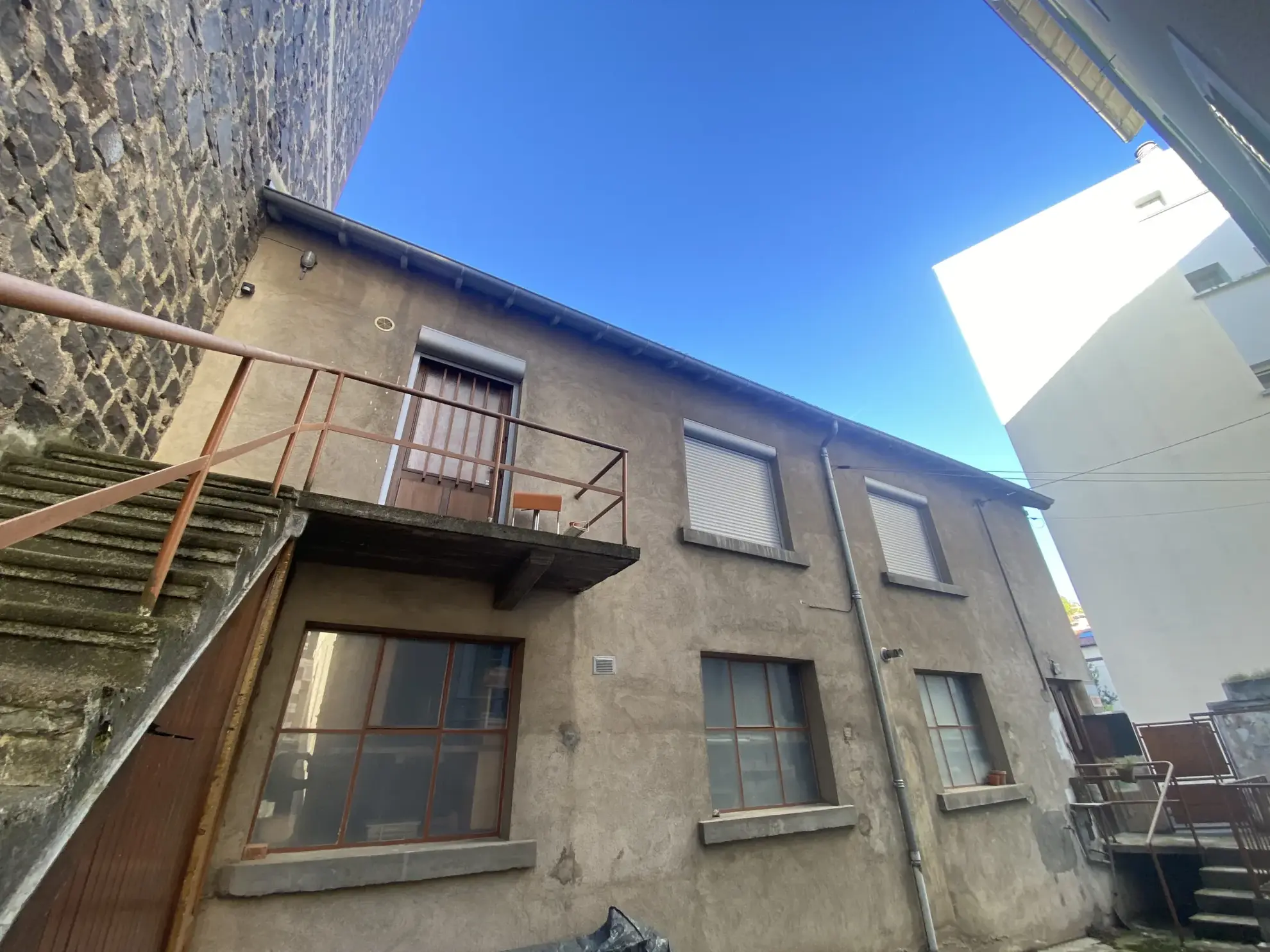 Investissement immobilier dans l'hyper centre de Chamalieres avec atelier et appartement