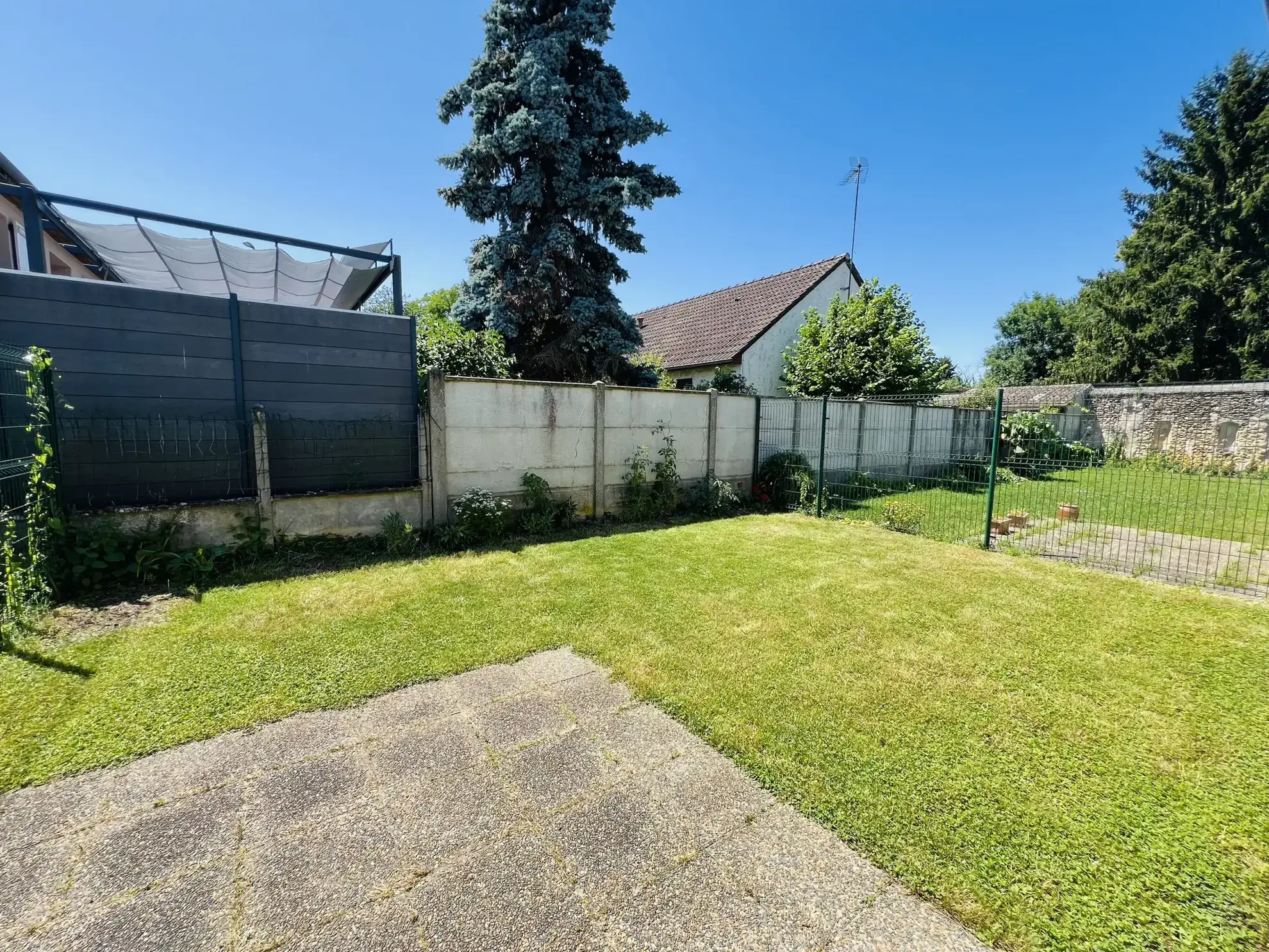 Maison de plain-pied avec jardin privé à Auneau, calme et prête à vivre 