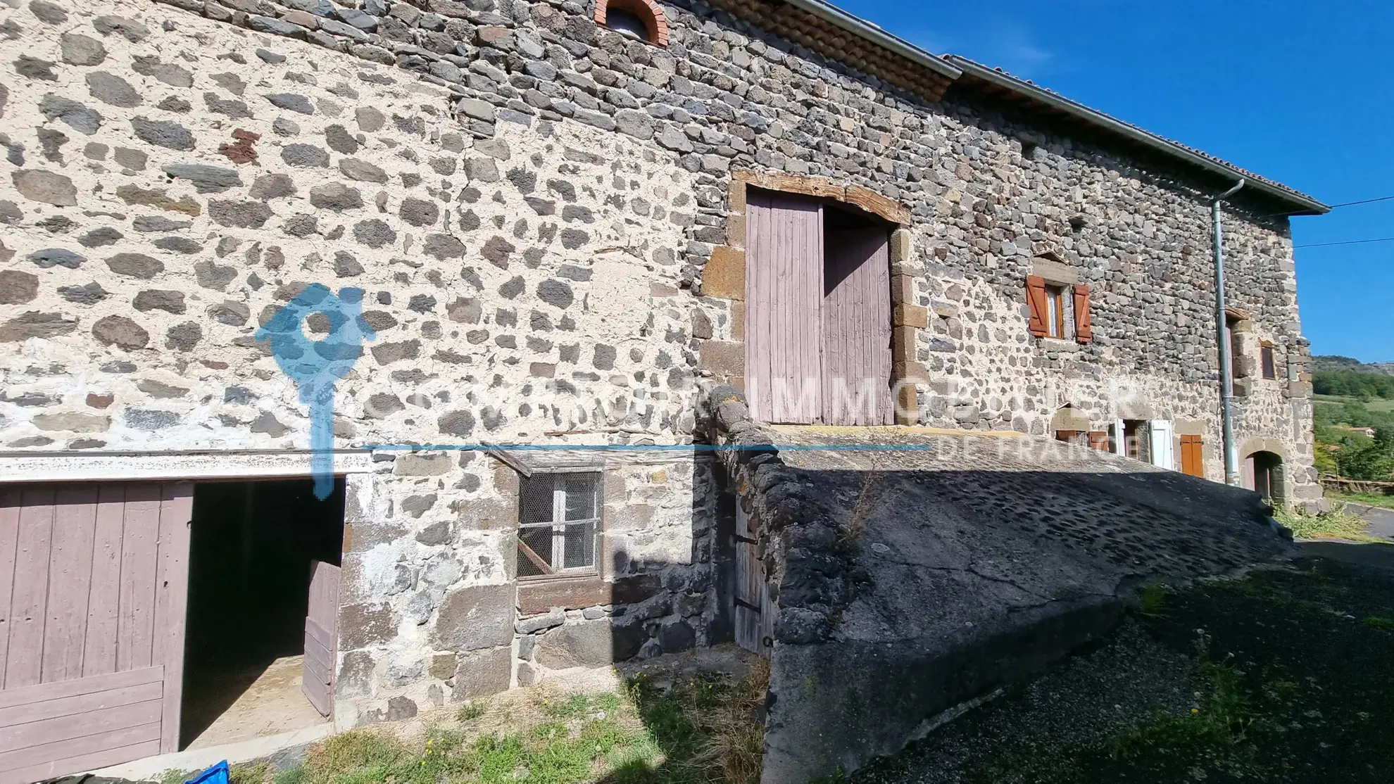 Ferme ancienne à Polignac de 65 m² avec terrain constructible et dépendances 