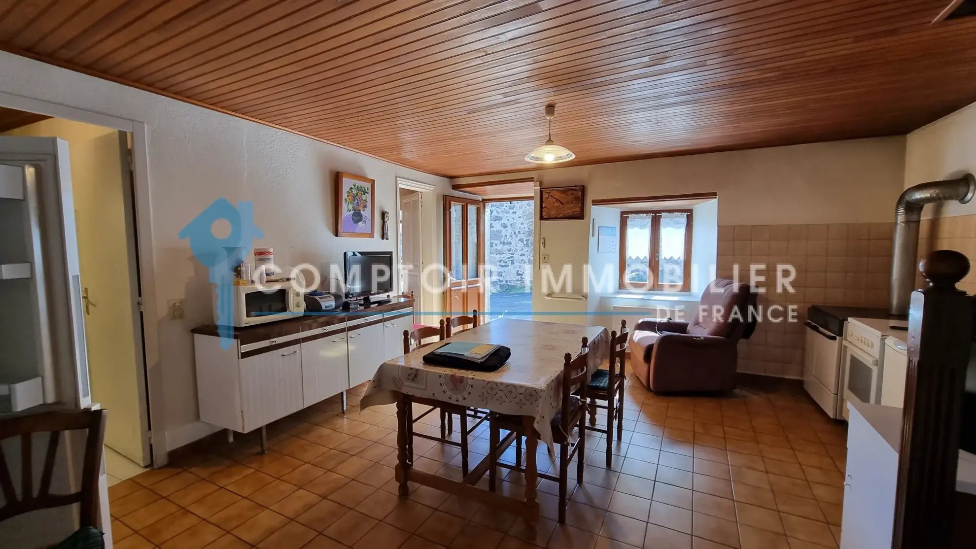 Ferme ancienne à Polignac de 65 m² avec terrain constructible et dépendances 