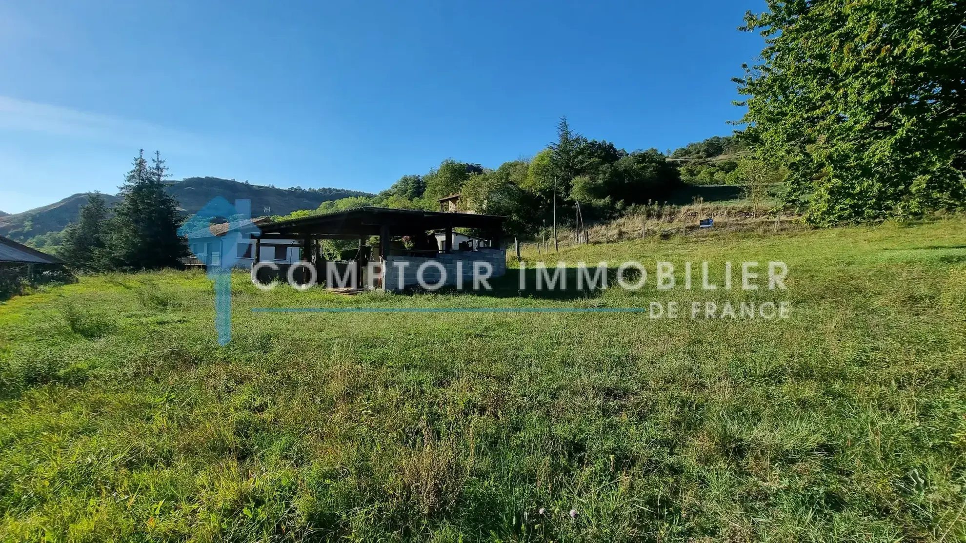 Ferme ancienne à Polignac de 65 m² avec terrain constructible et dépendances 