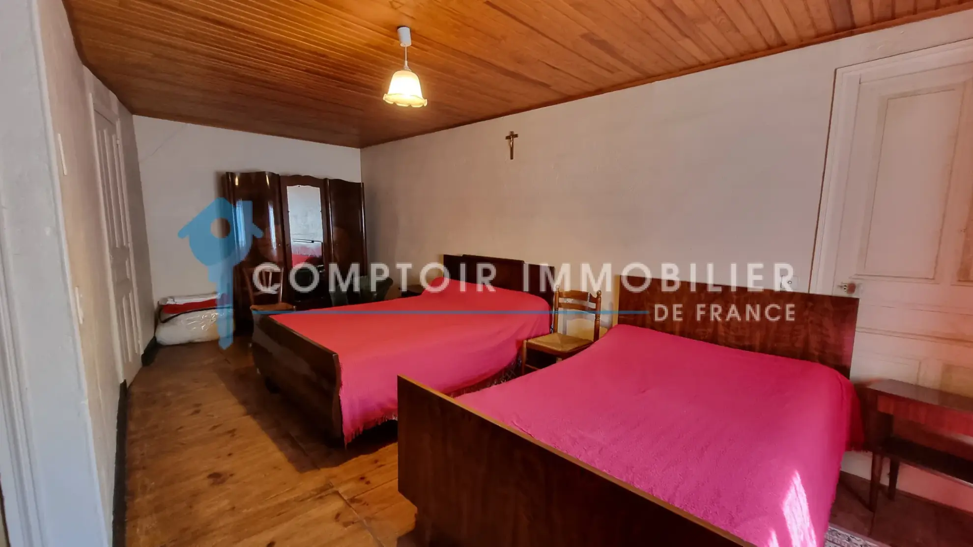 Ferme ancienne à Polignac de 65 m² avec terrain constructible et dépendances 