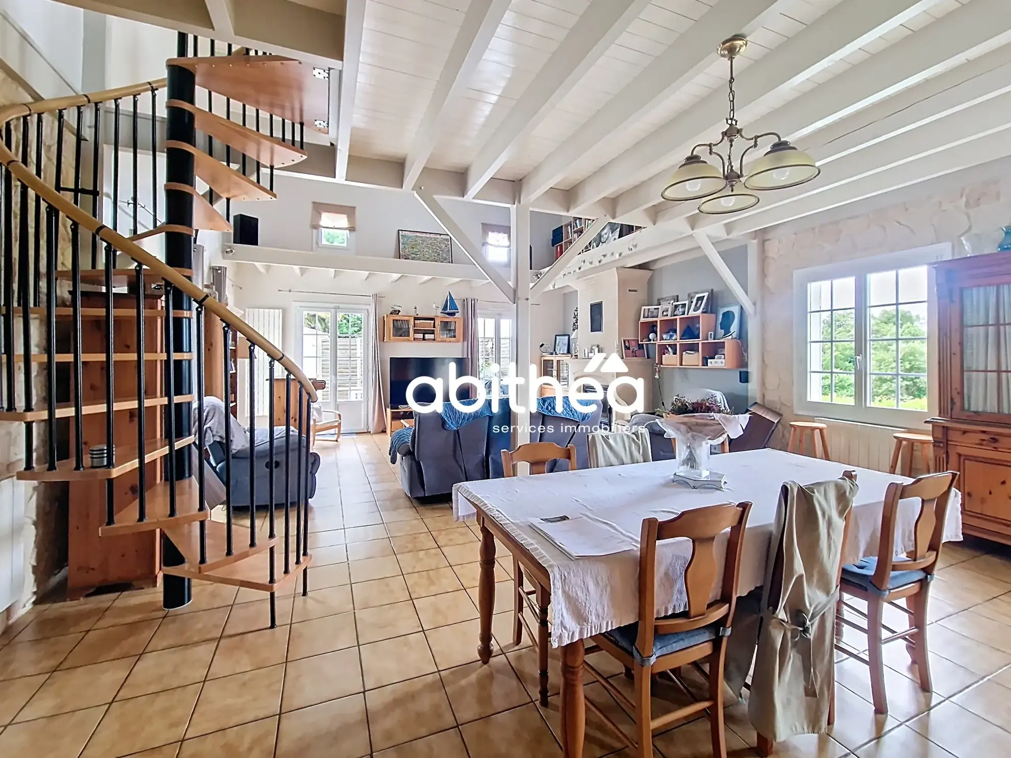 Maison familiale de 6 chambres avec piscine et grand volume à Fléac-sur-seugne 