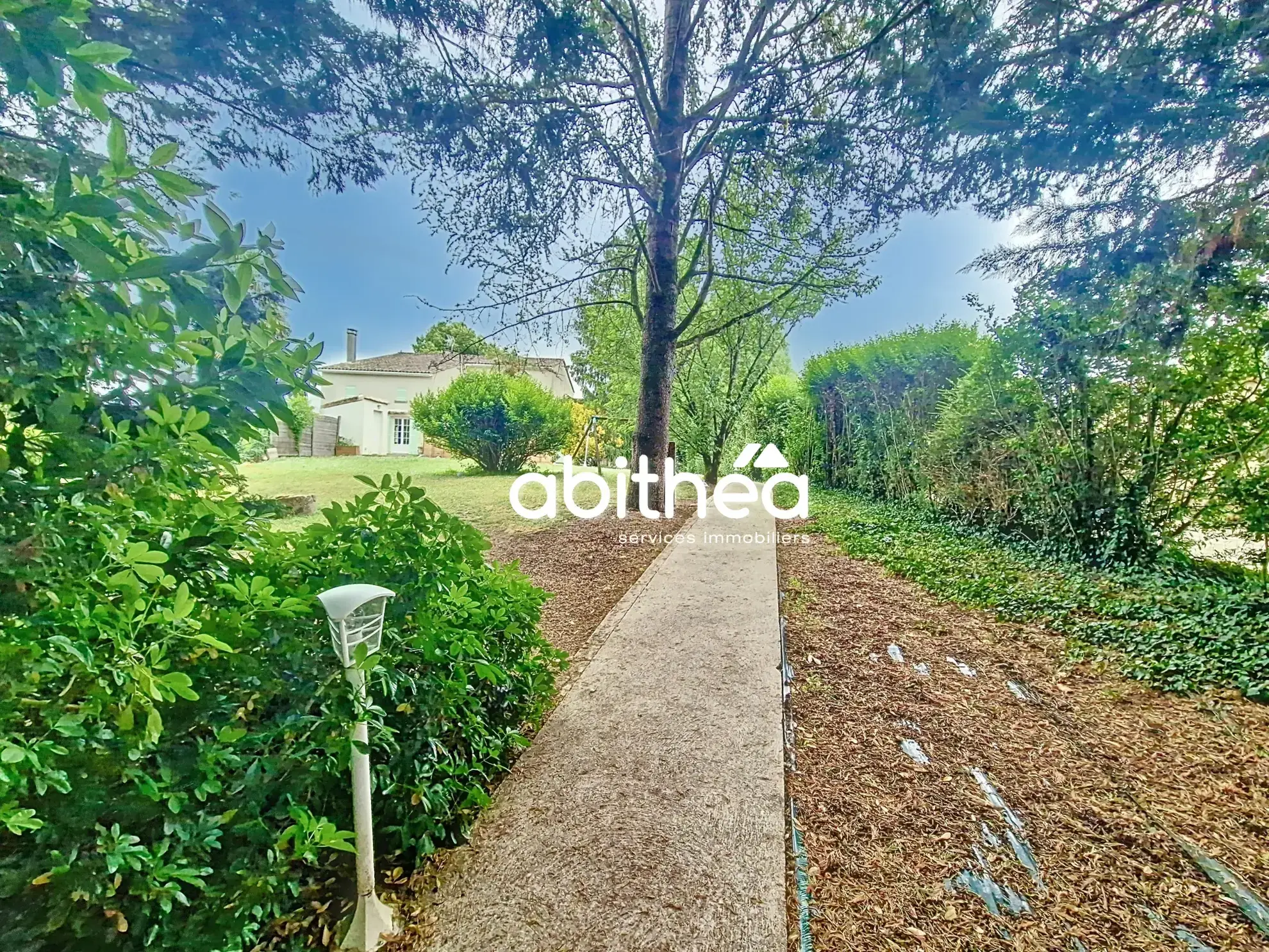 Maison familiale de 6 chambres avec piscine et grand volume à Fléac-sur-seugne 