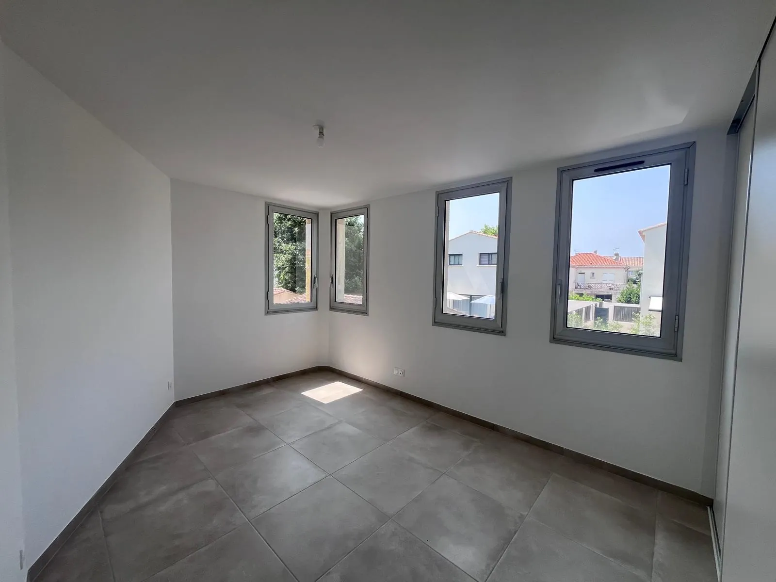 Appartement 3 pièces rénové à vendre à Marignane avec parking privé 