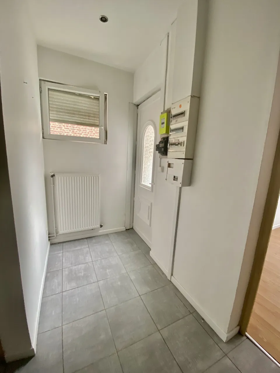 Maison semi-individuelle à Feignies – idéal premier achat avec terrain et espace 