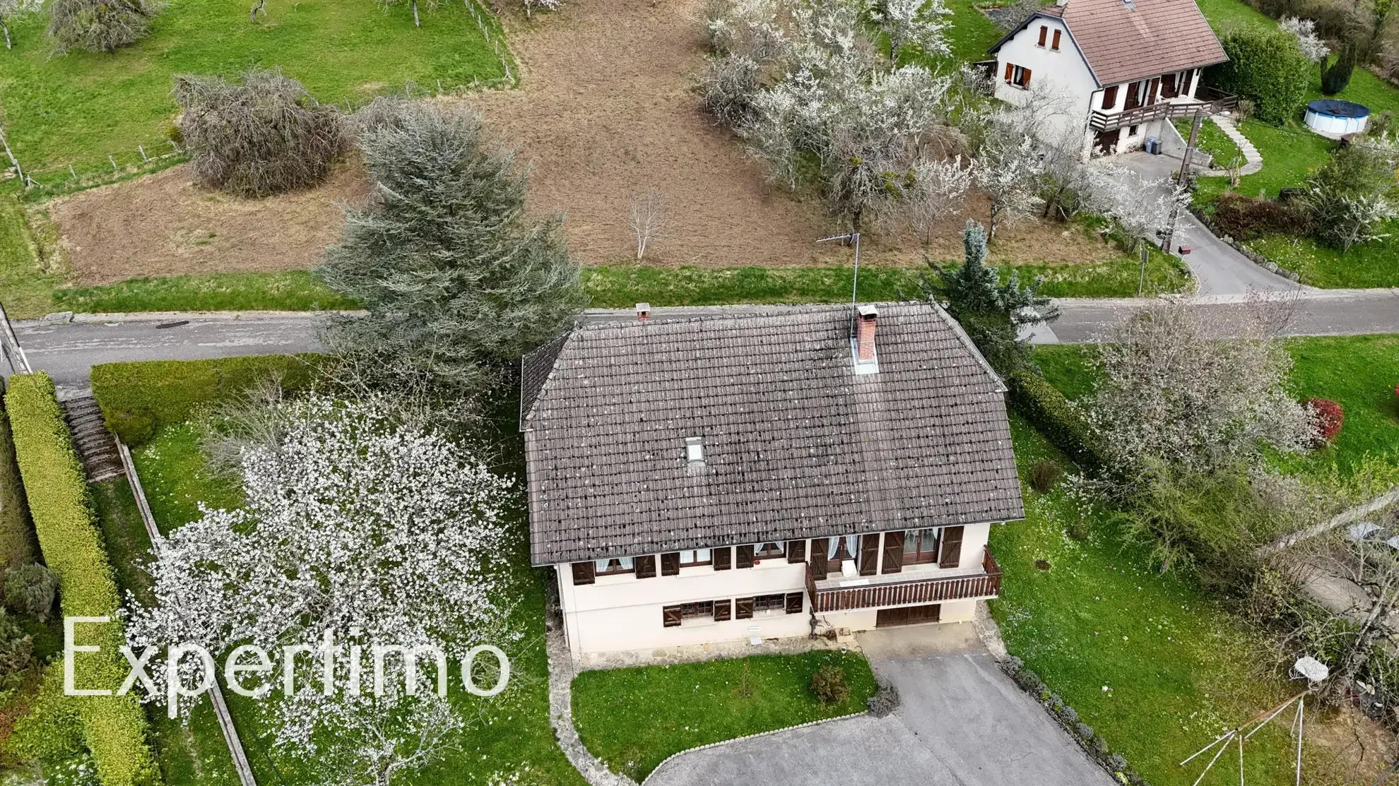 Maison à vendre à Conliège avec grand terrain et espaces modulables 