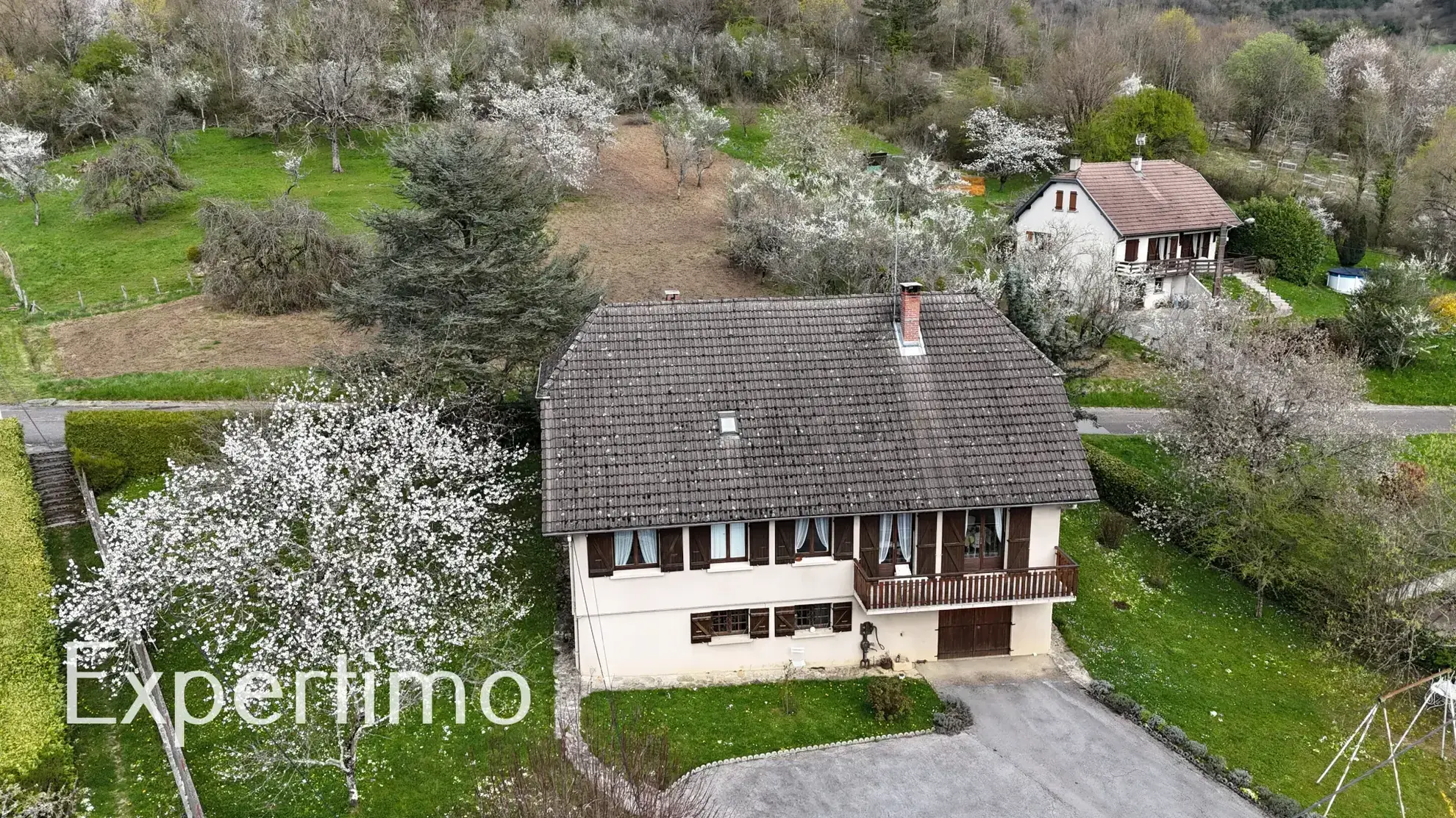 Maison à vendre à Conliège avec grand terrain et espaces modulables 