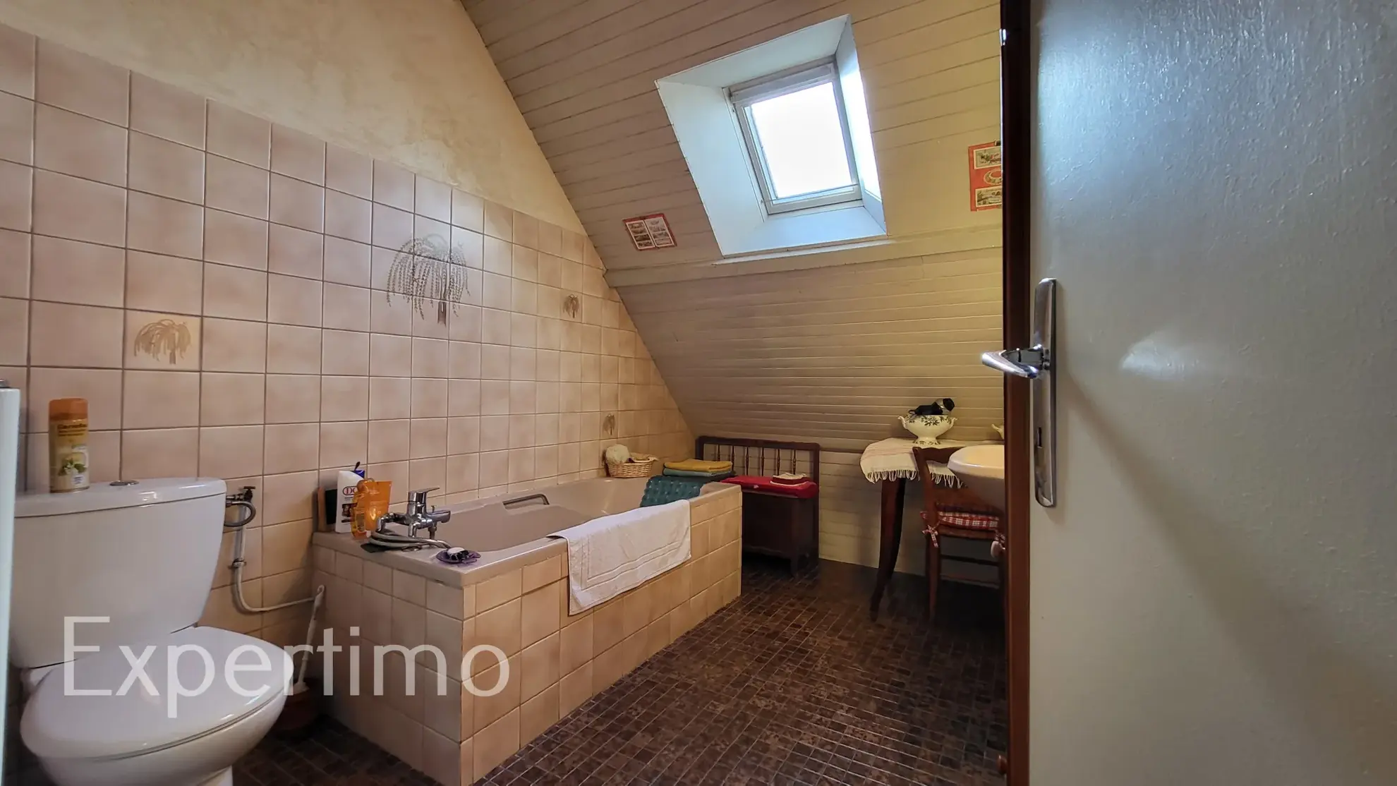 Maison à vendre à Conliège avec grand terrain et espaces modulables 