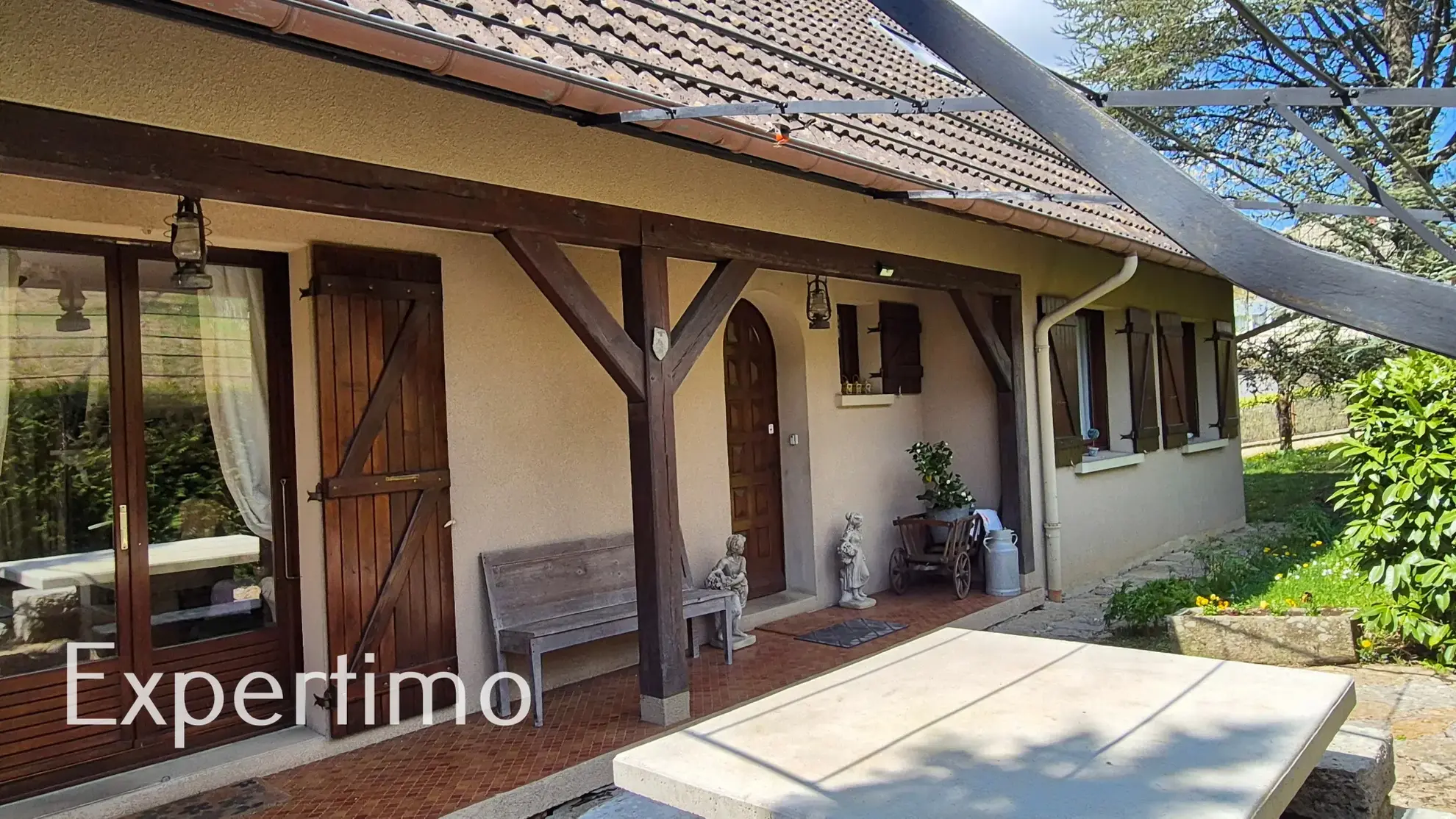 Maison à vendre à Conliège avec grand terrain et espaces modulables 