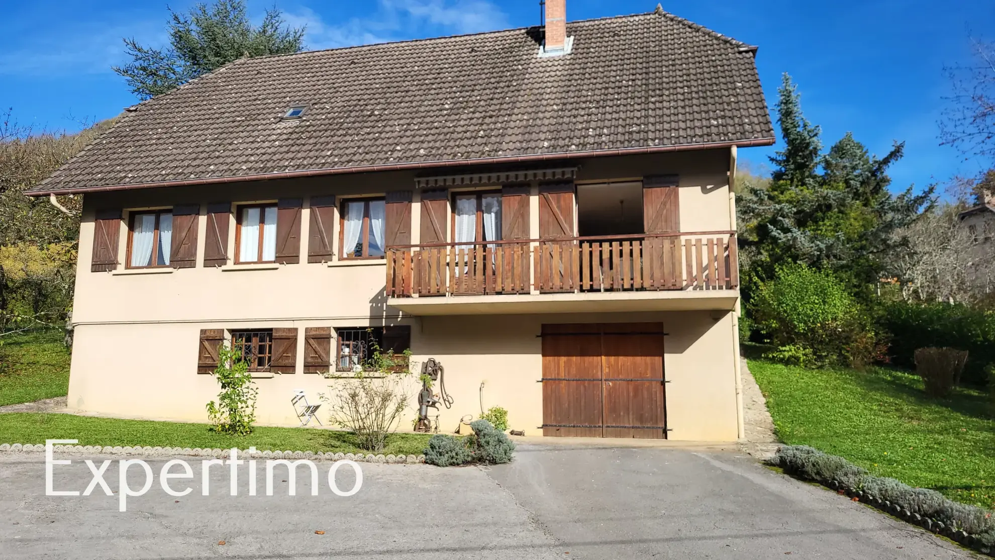 Maison à vendre à Conliège avec grand terrain et espaces modulables 