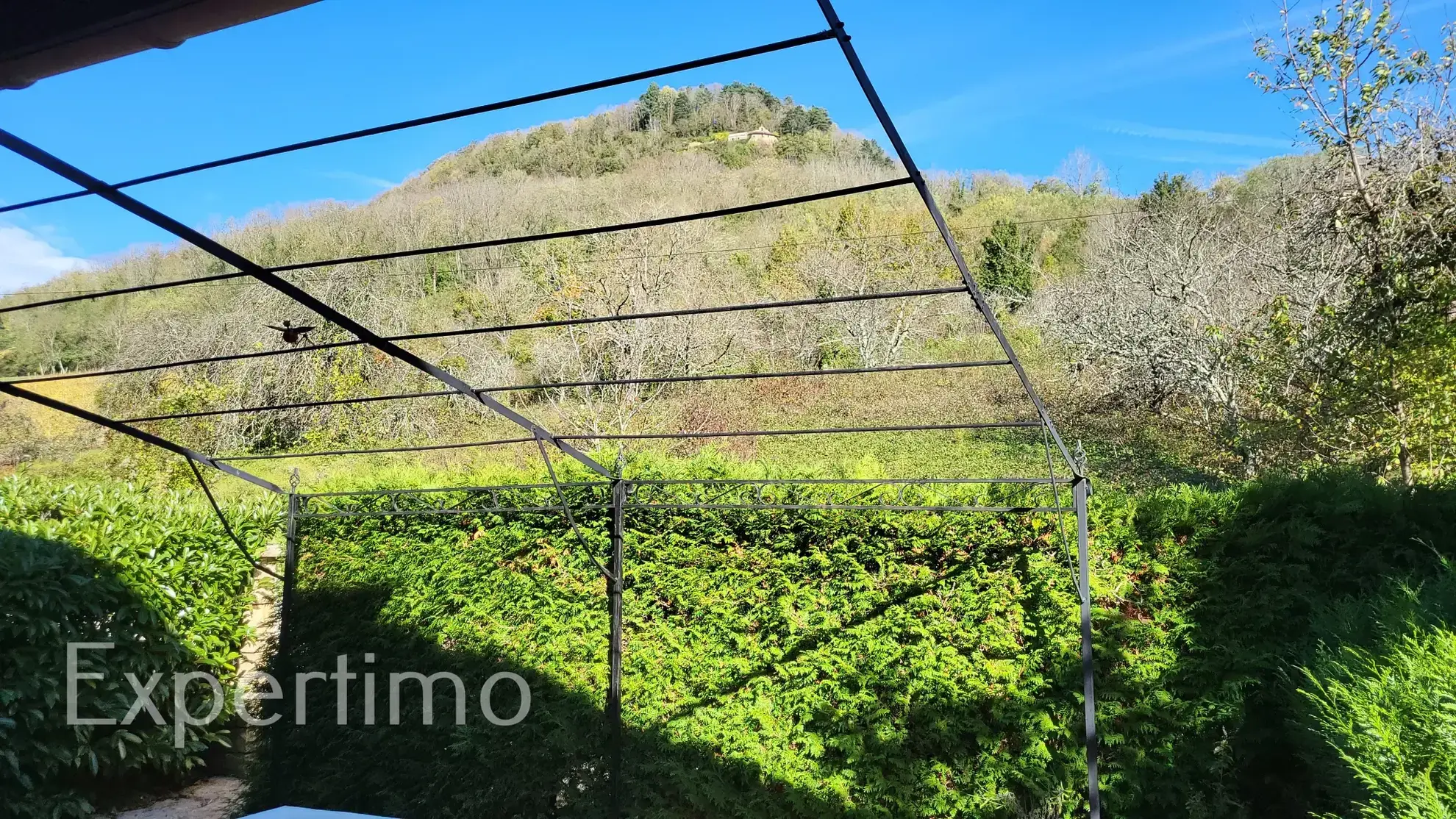 Maison à vendre à Conliège avec grand terrain et espaces modulables 