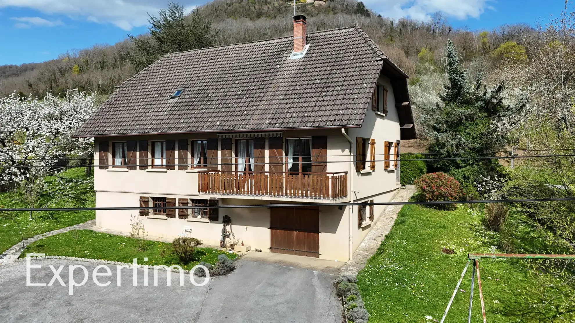 Maison à vendre à Conliège avec grand terrain et espaces modulables