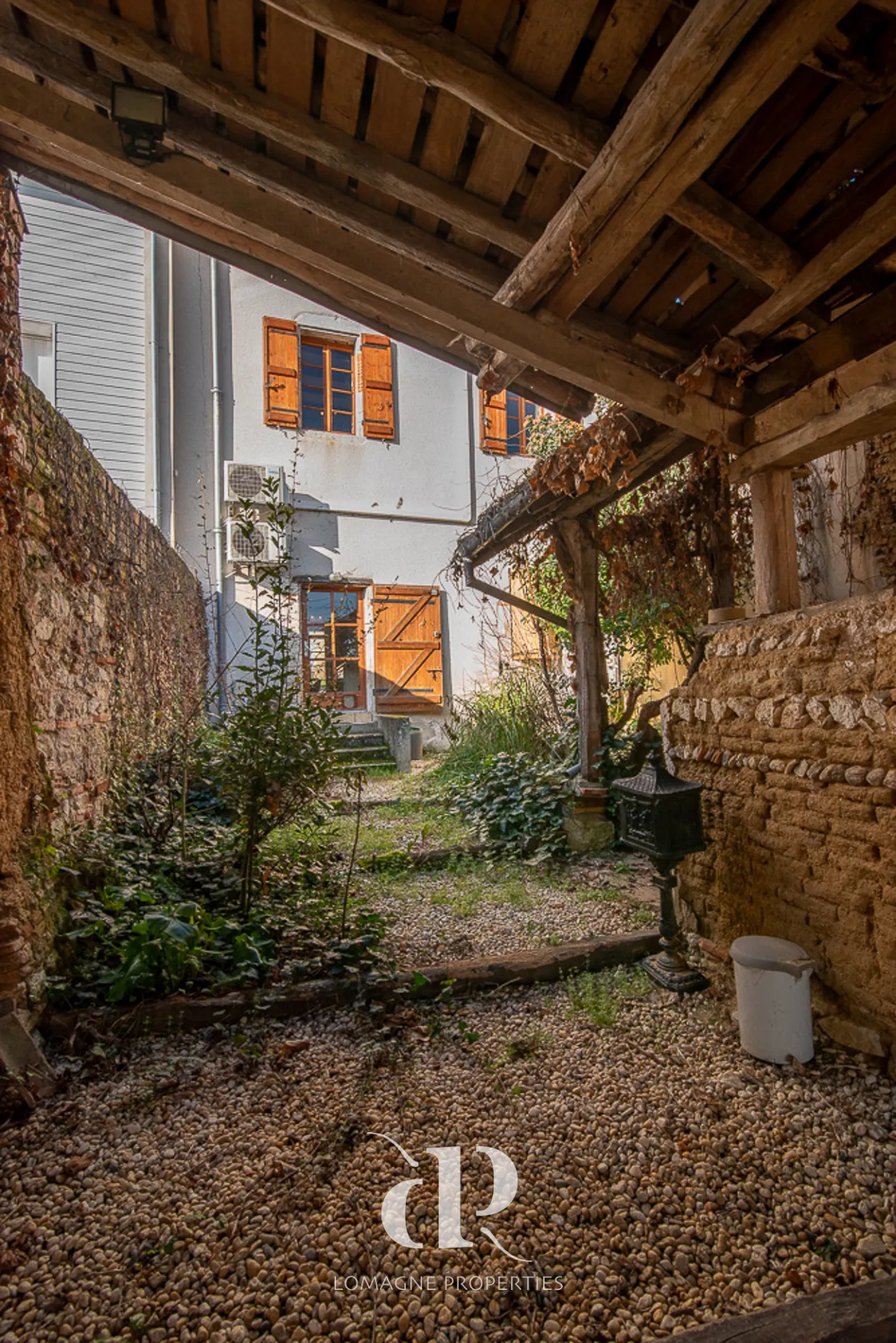 Spacieuse maison de village avec 4 chambres et jardin à Dunes, Tarn-et-Garonne 