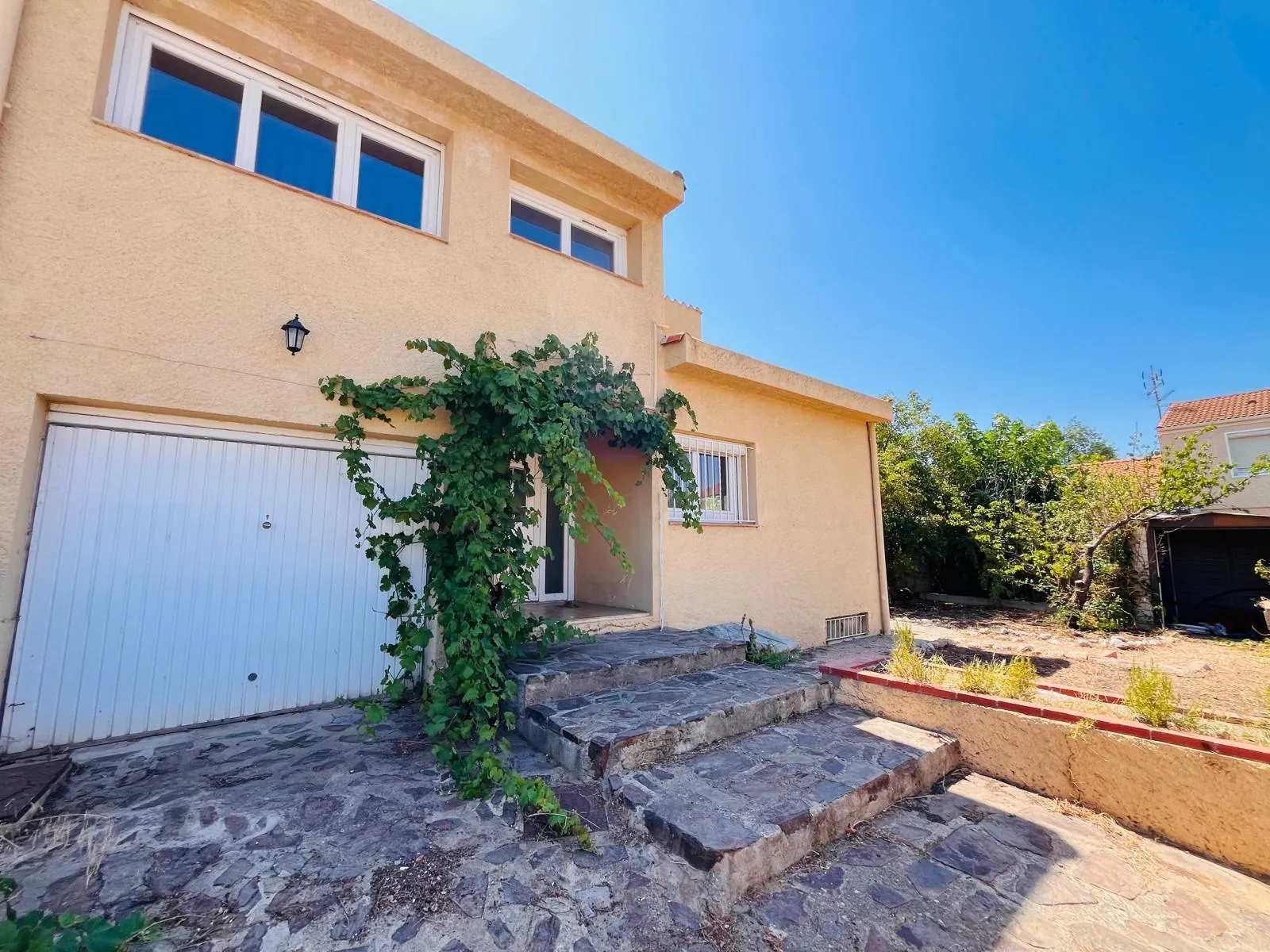 Villa 3 faces avec 4 chambres à Thuir, garage, cave et piscine