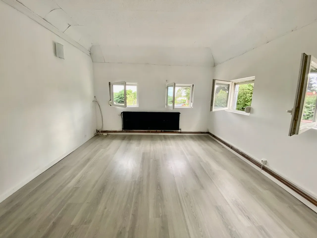 Maison semi-individuelle à Feignies – idéal premier achat avec terrain et espace 