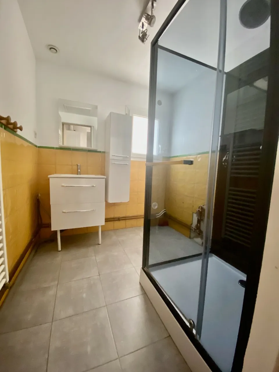 Maison semi-individuelle à Feignies – idéal premier achat avec terrain et espace 