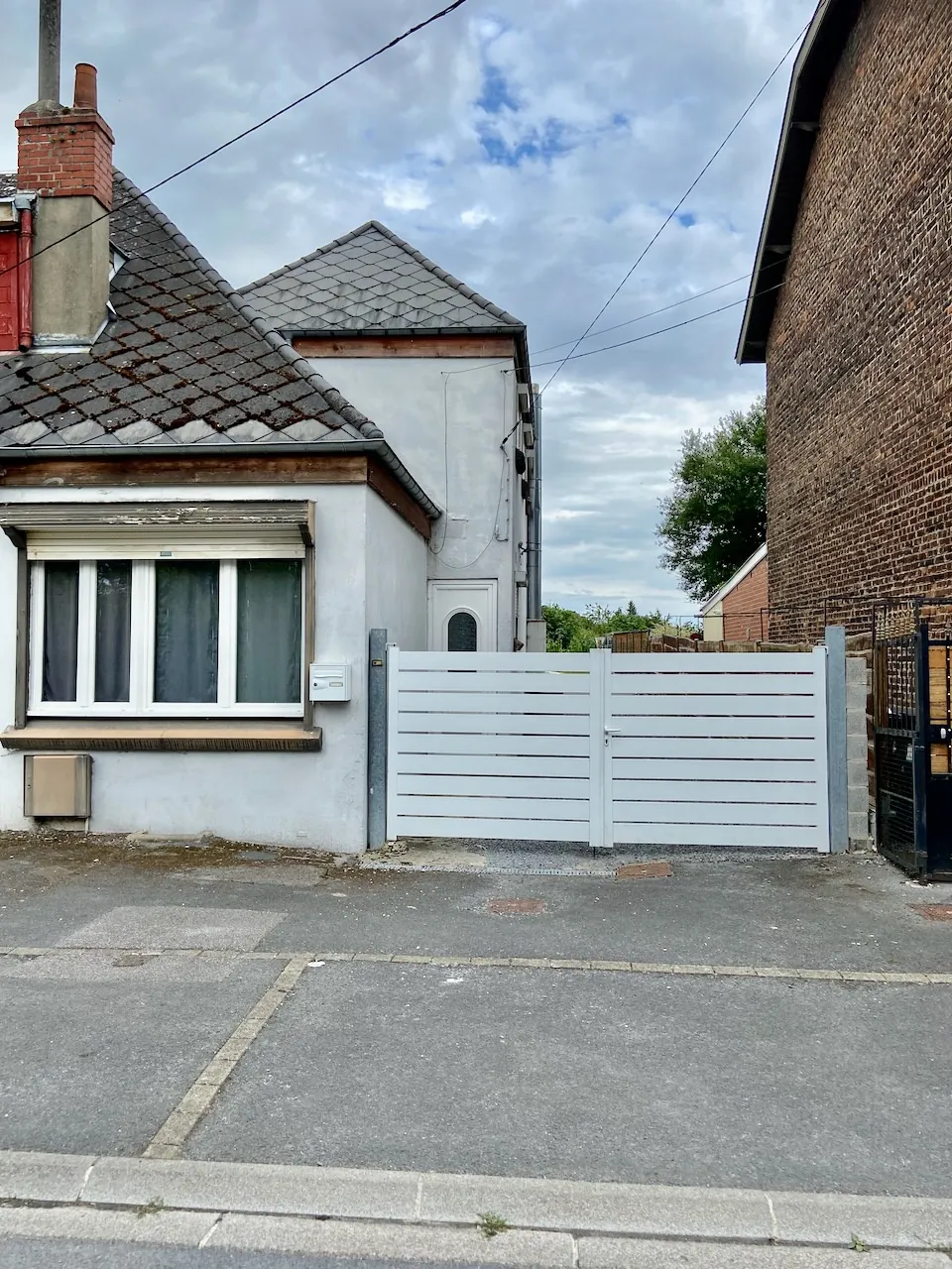 Maison semi-individuelle à Feignies – idéal premier achat avec terrain et espace