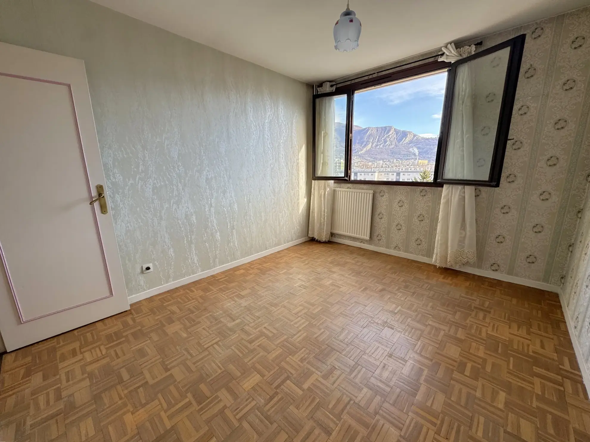 Appartement T5 avec terrasse et vue panoramique à Fontaine 