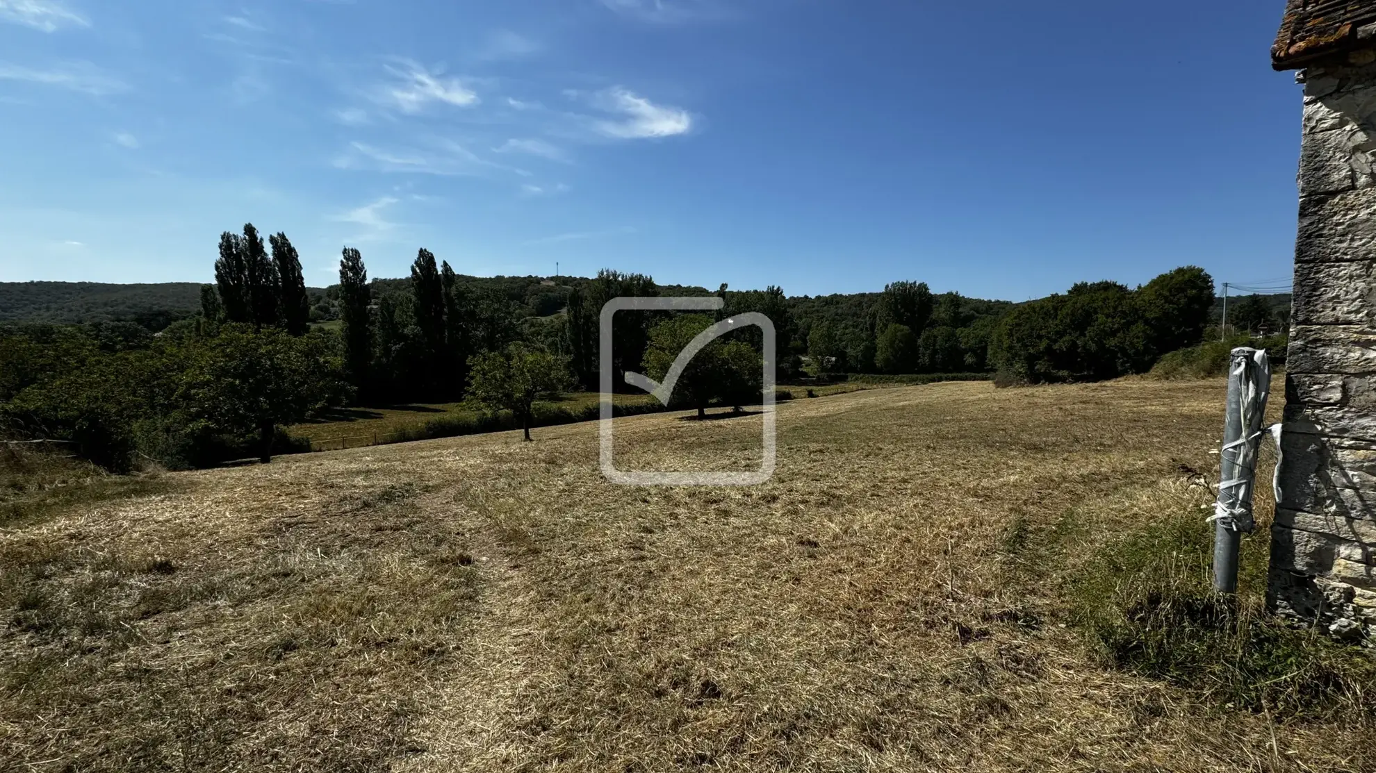 Grange en pierres à rénover sur terrain de 10 320 m² à Saint Chamarand 