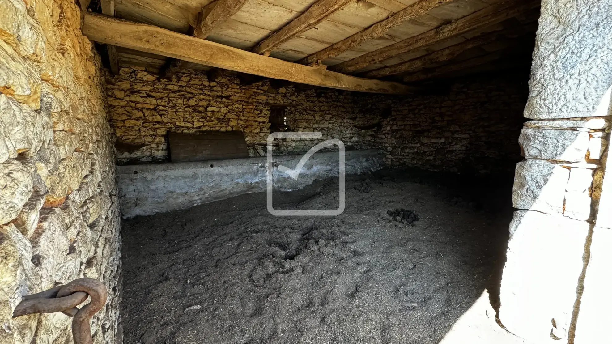 Grange en pierres à rénover sur terrain de 10 320 m² à Saint Chamarand 