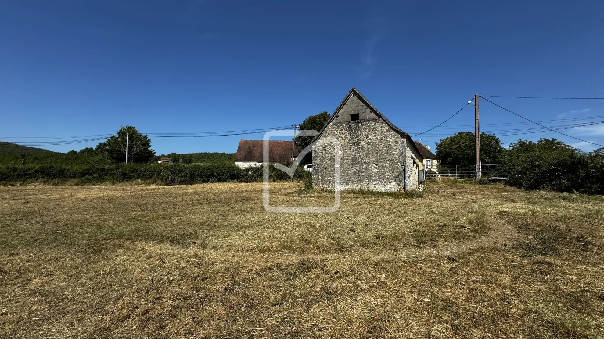 Grange en pierres à rénover sur terrain de 10 320 m² à Saint Chamarand 