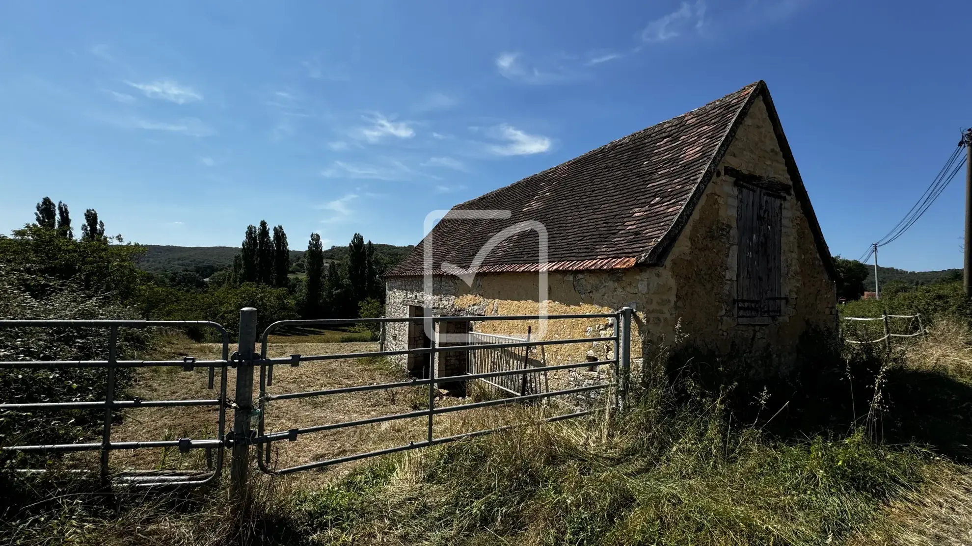 Grange en pierres à rénover sur terrain de 10 320 m² à Saint Chamarand 